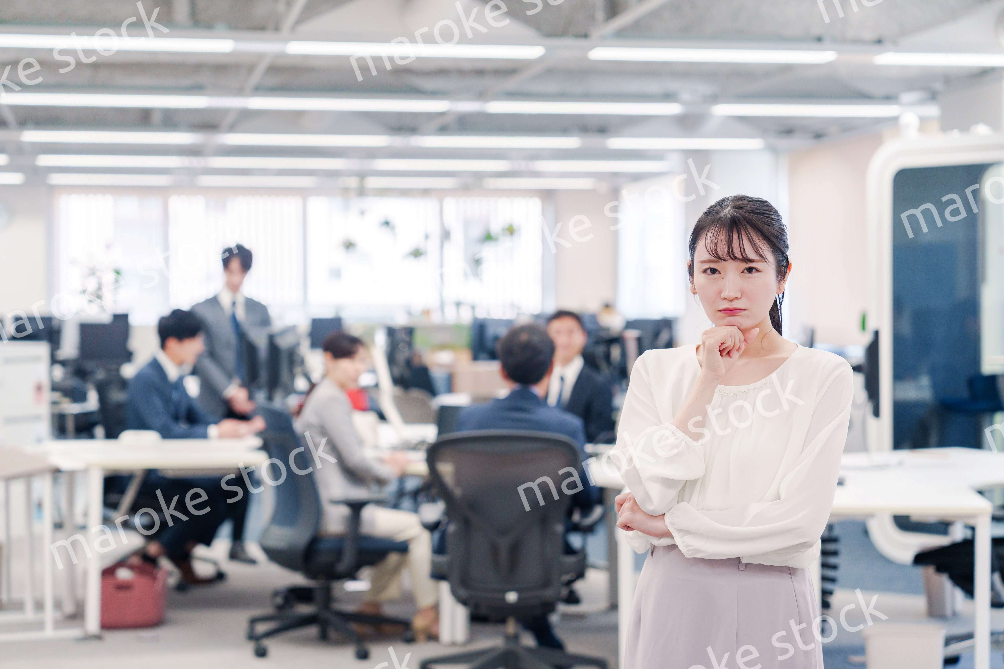 オフィスで悩む若いビジネスウーマン