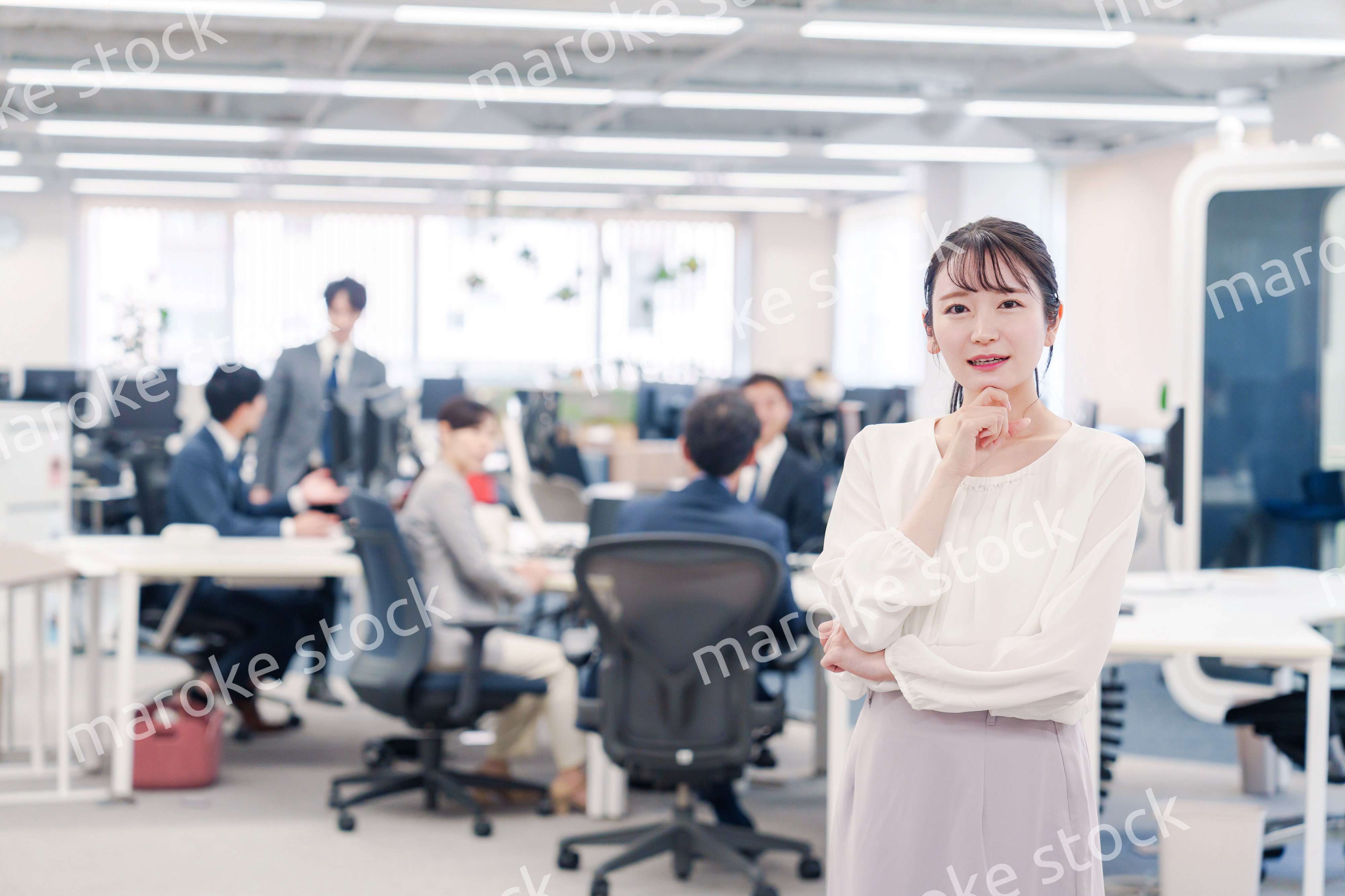 オフィスで悩む若いビジネスウーマン