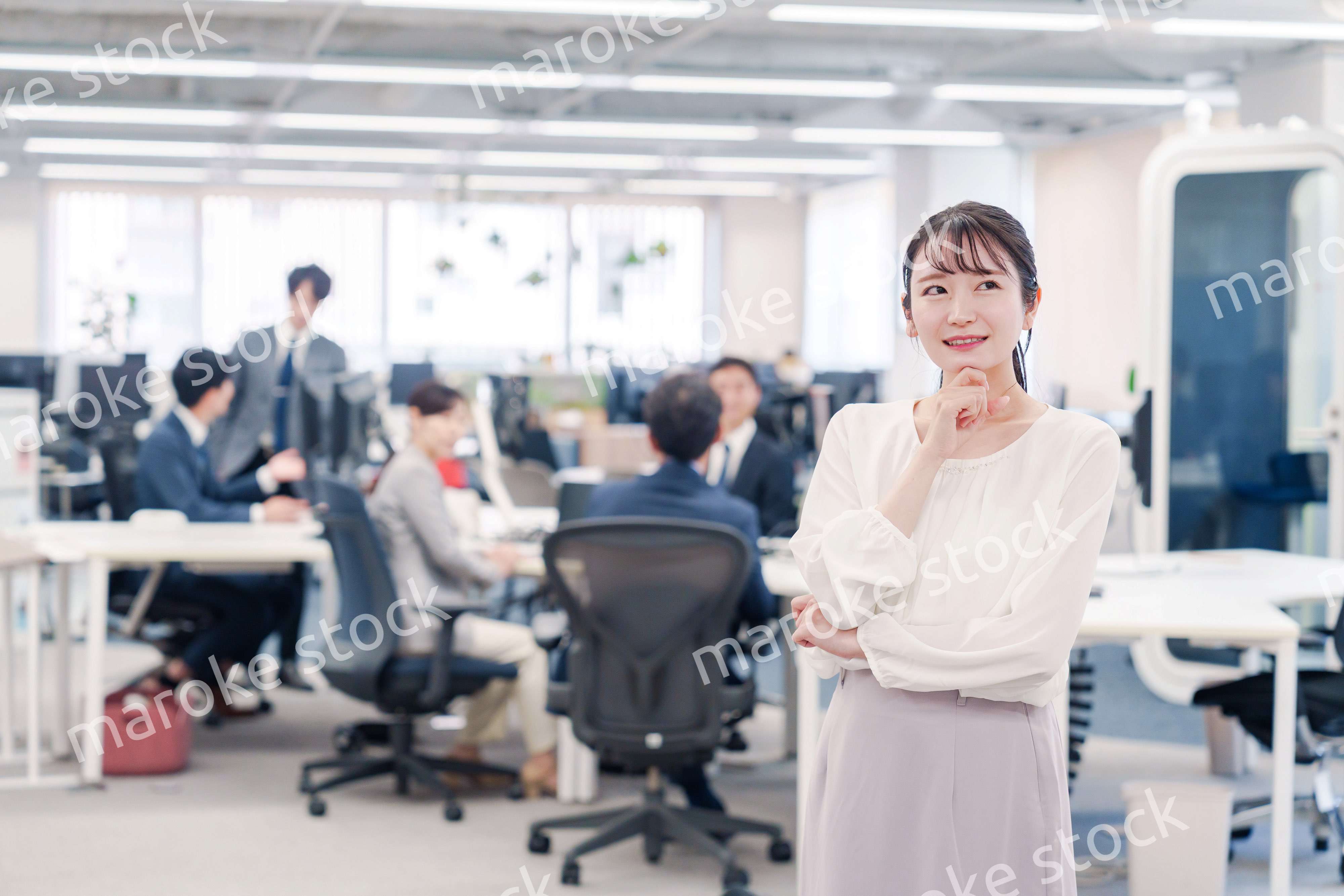 オフィスで悩む若いビジネスウーマン