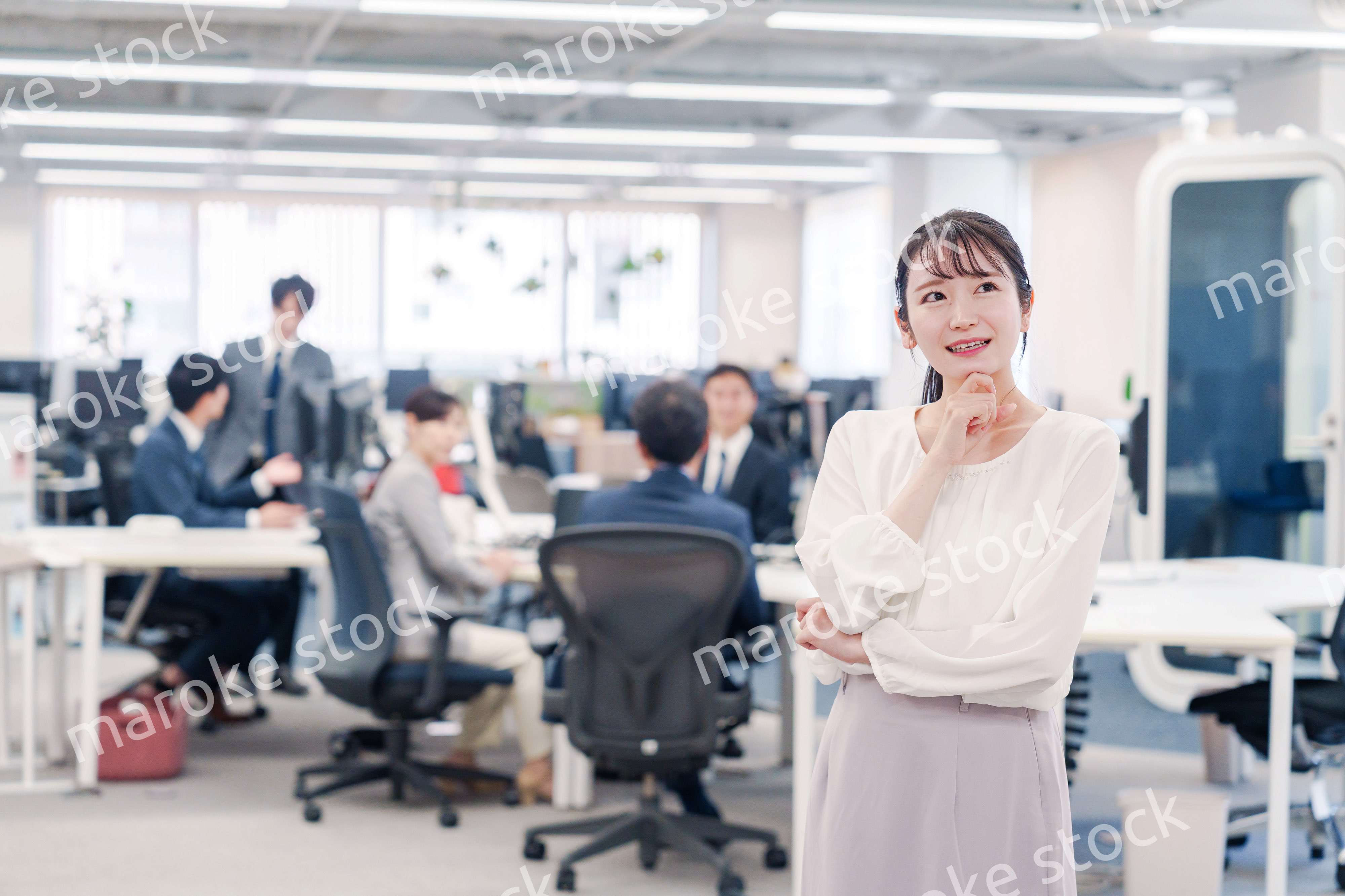 オフィスで悩む若いビジネスウーマン