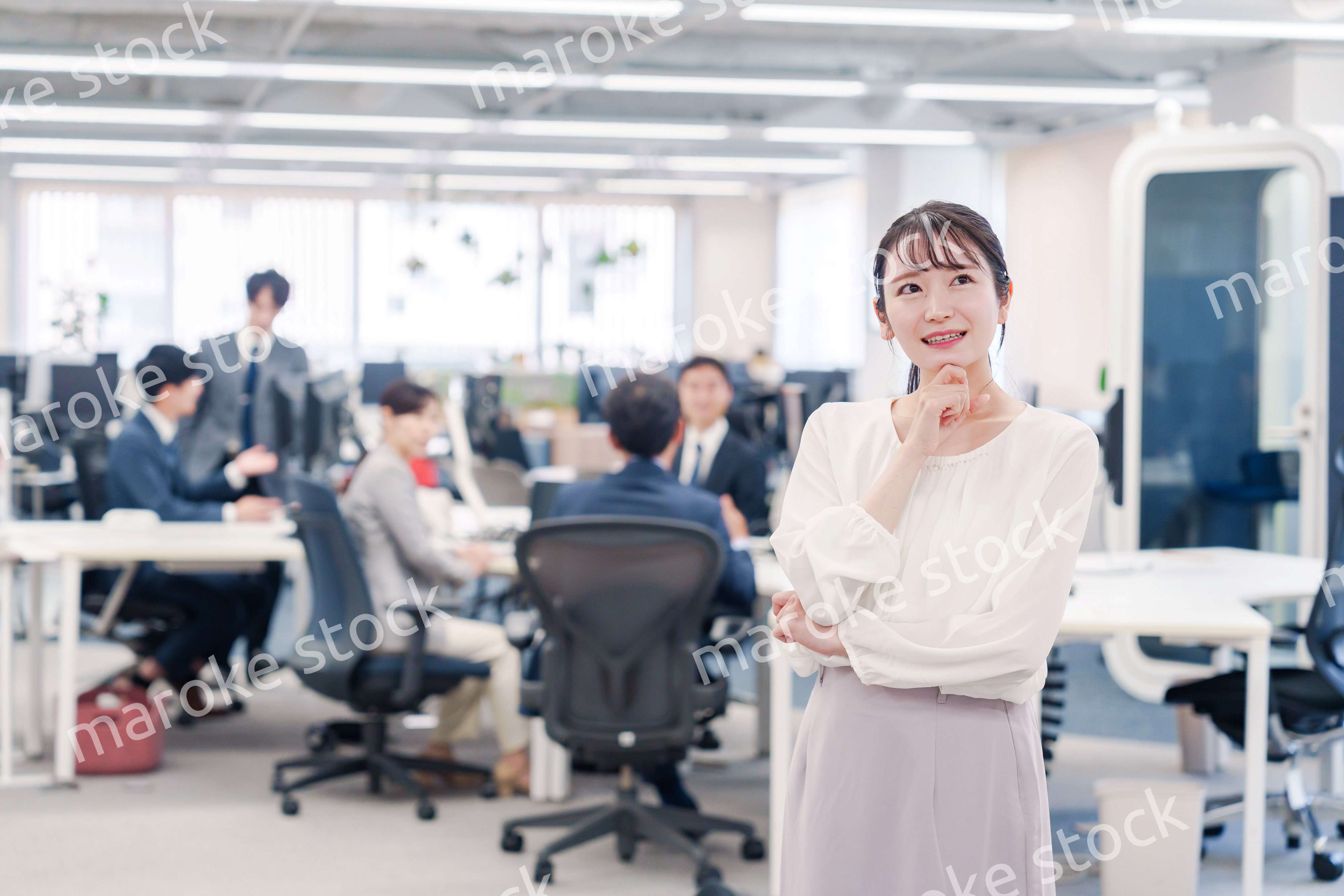 オフィスで悩む若いビジネスウーマン