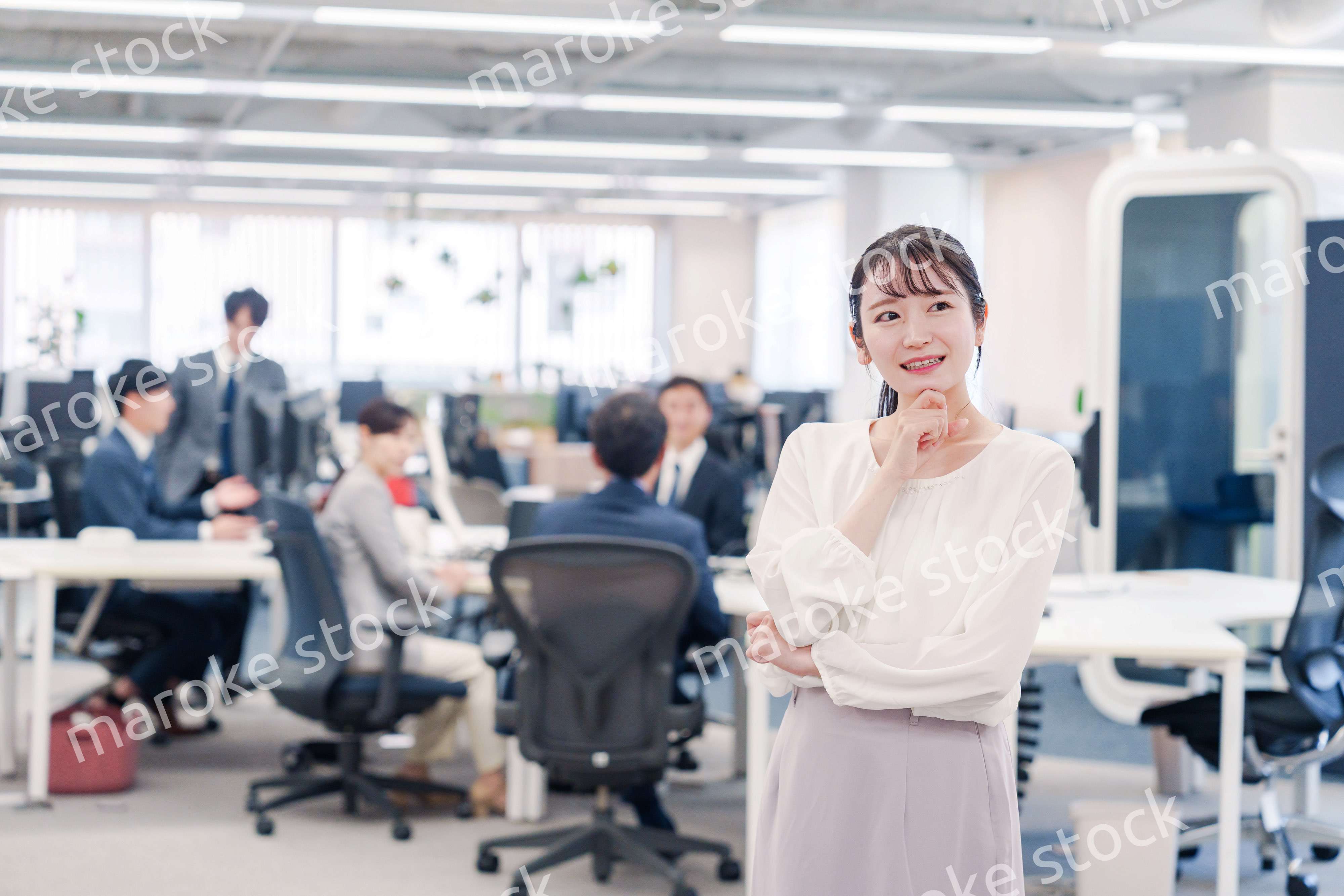 オフィスで悩む若いビジネスウーマン