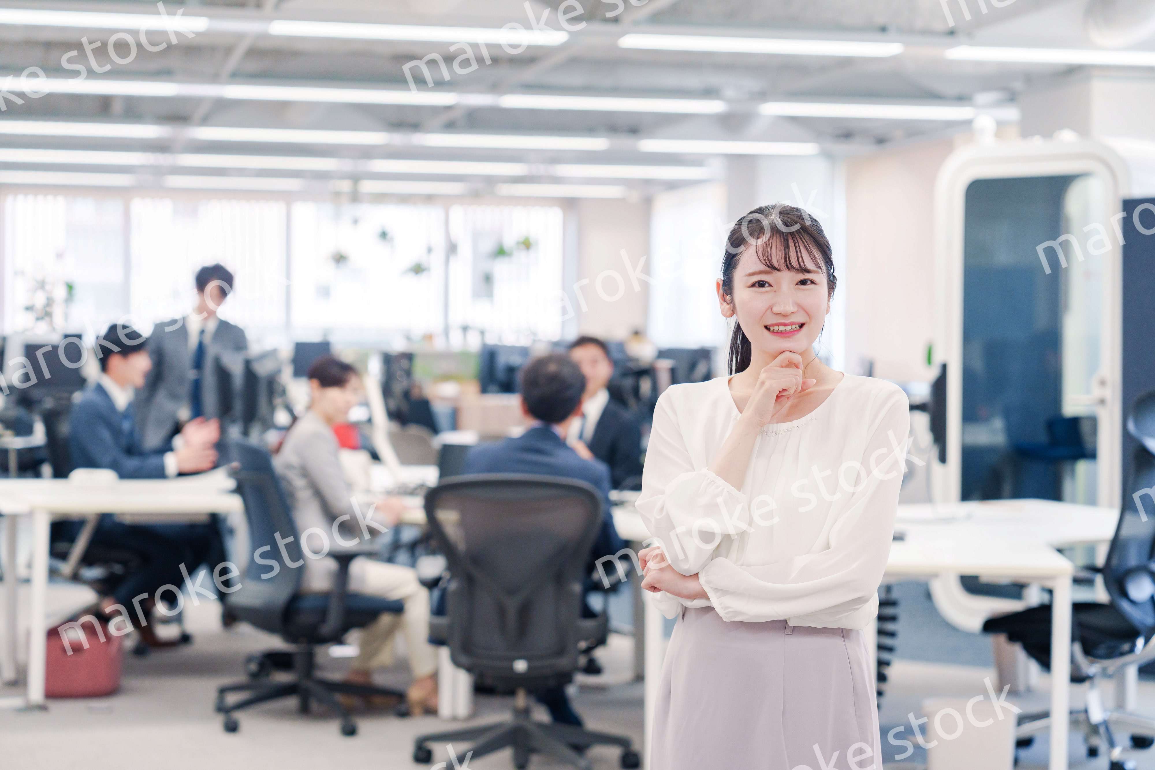 オフィスで悩む若いビジネスウーマン