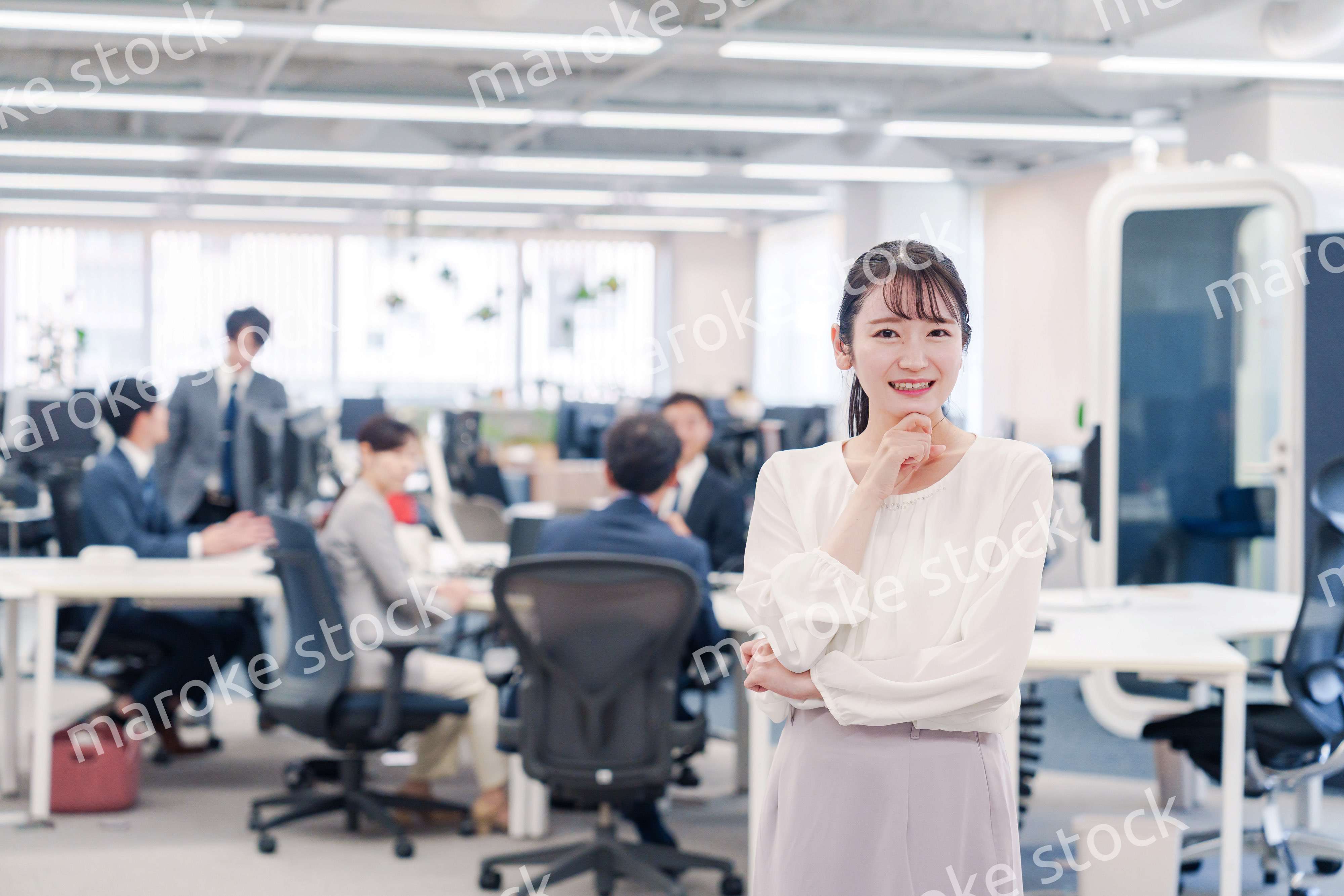 オフィスで悩む若いビジネスウーマン