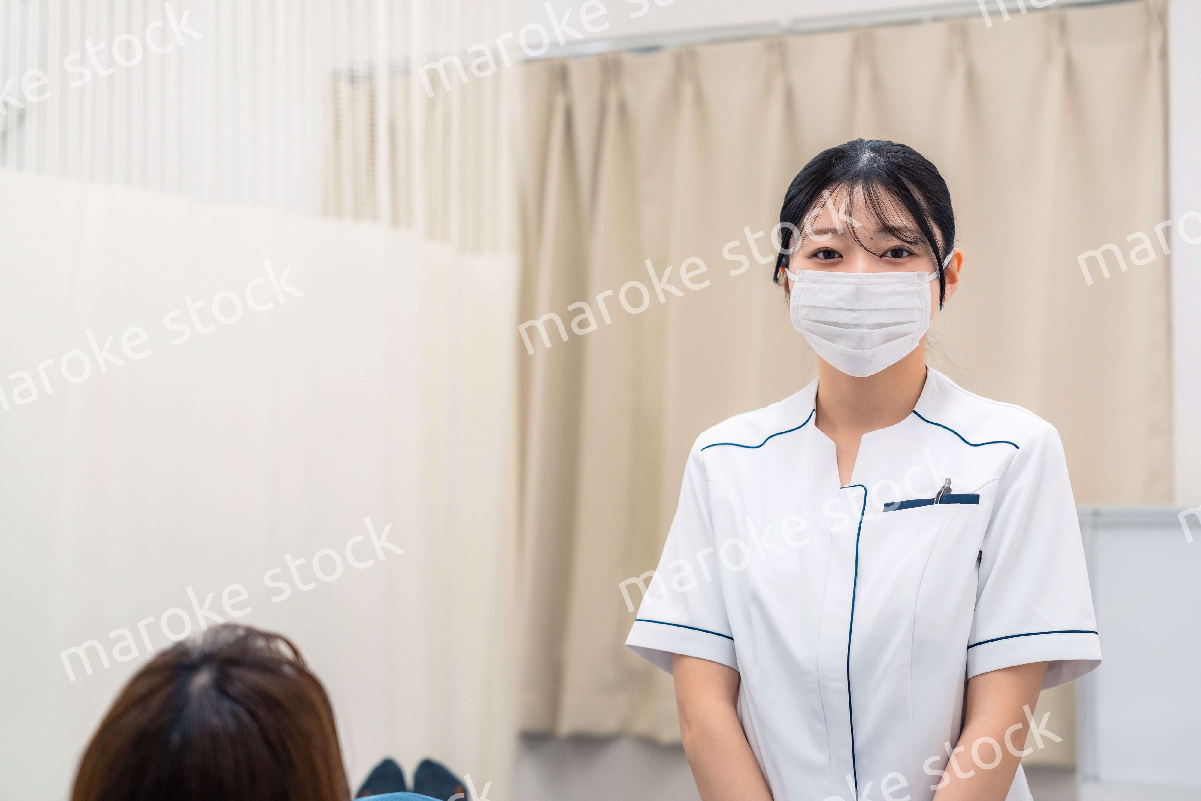 歯医者さんで働く歯科衛生士の女性