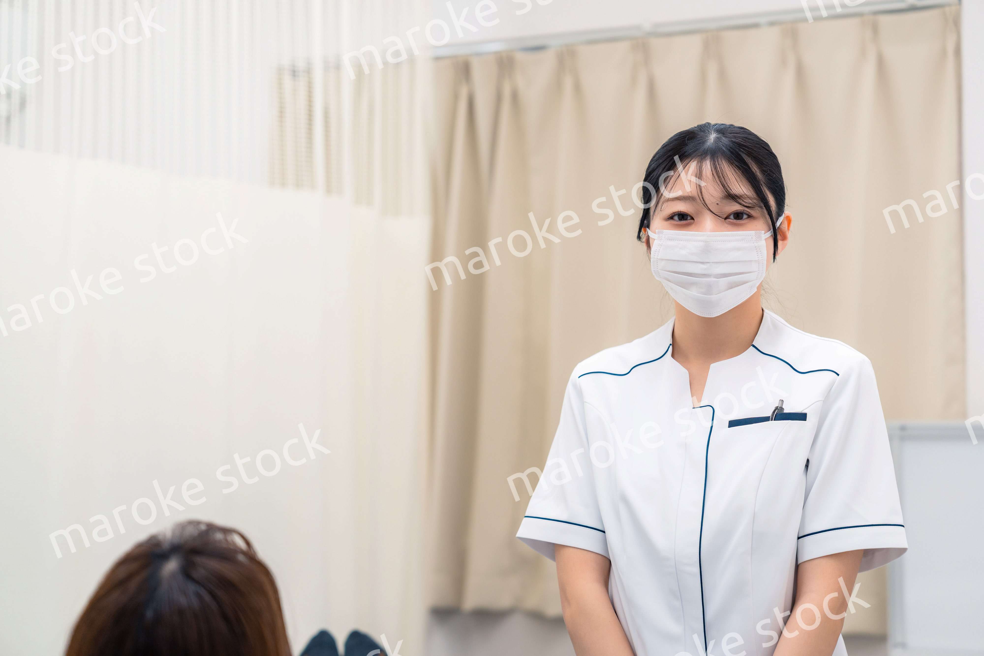 歯医者さんで働く歯科衛生士の女性