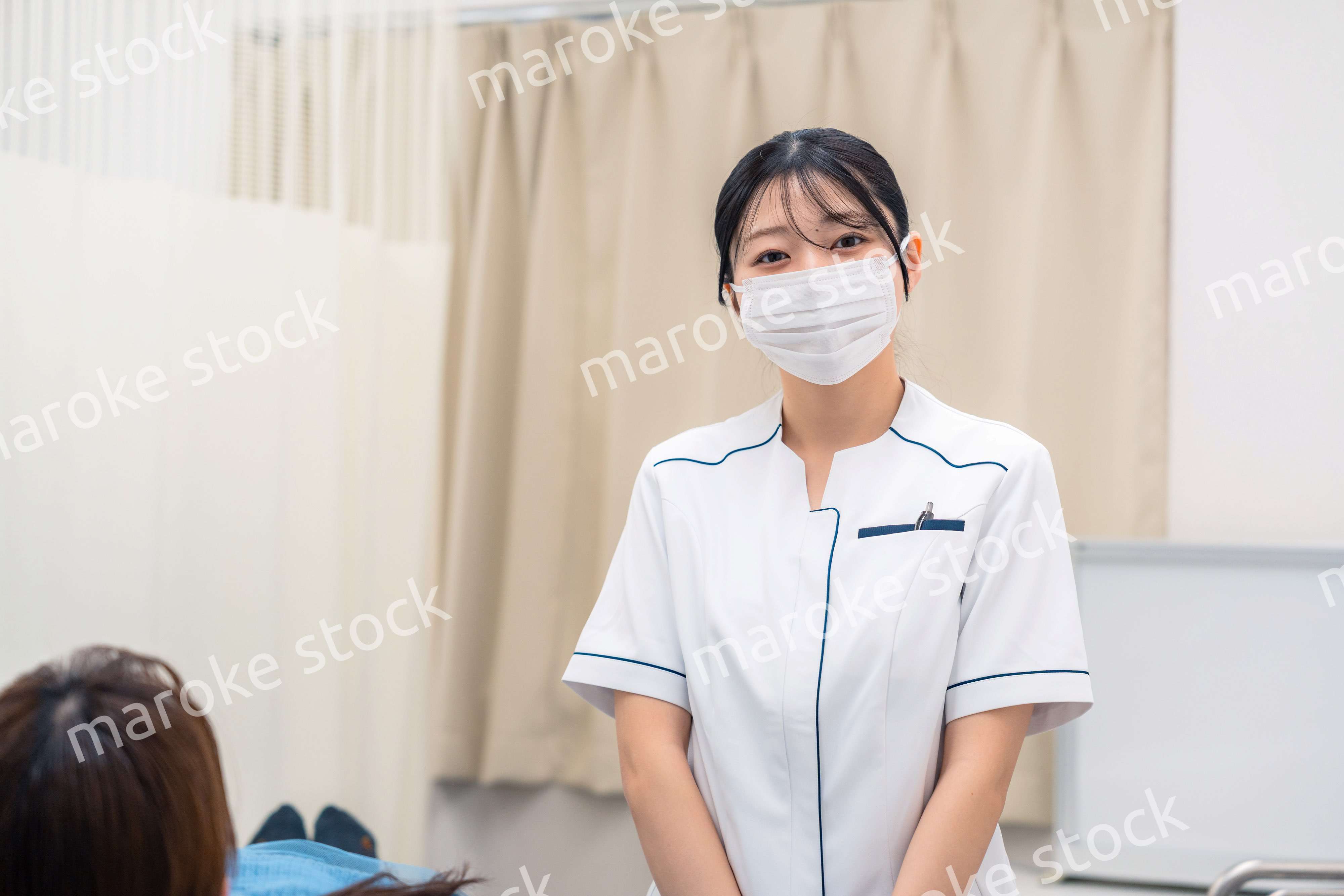 歯医者さんで働く歯科衛生士の女性