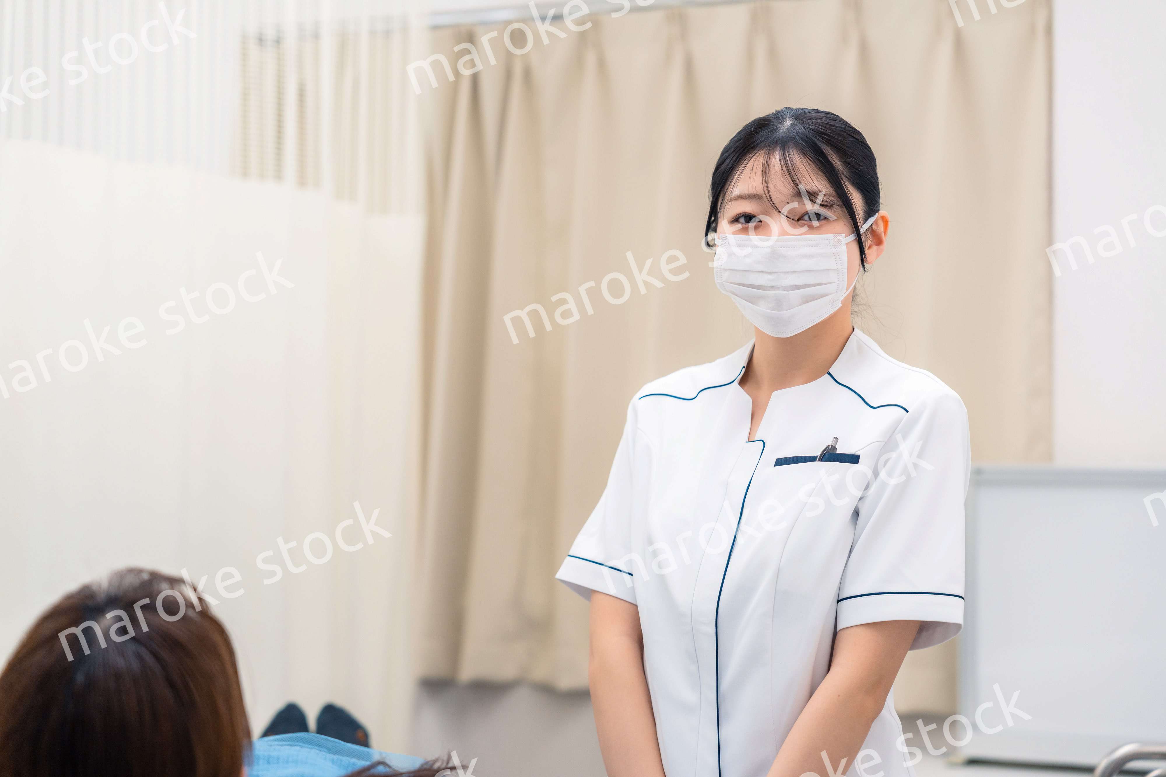 歯医者さんで働く歯科衛生士の女性