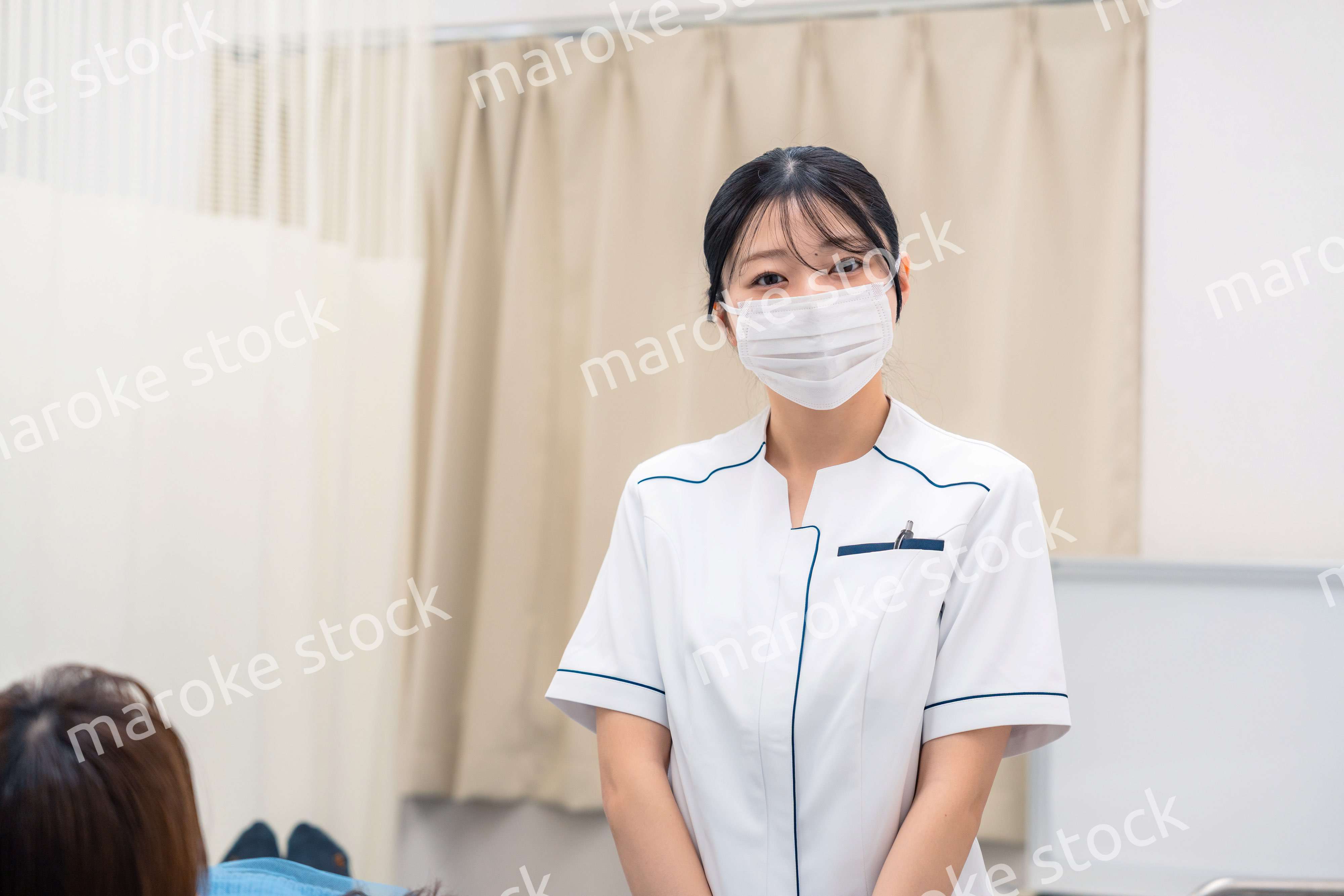 歯医者さんで働く歯科衛生士の女性