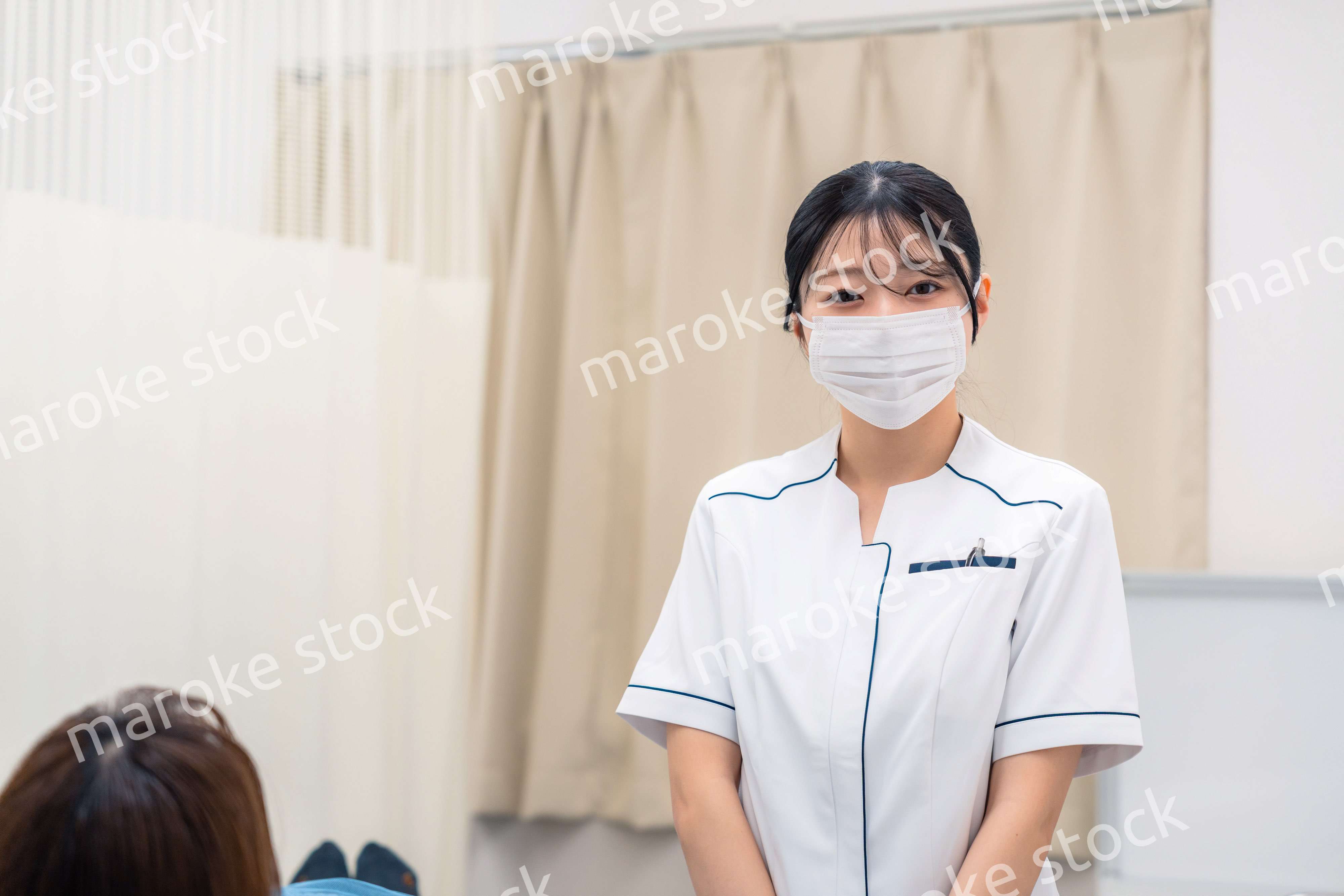 歯医者さんで働く歯科衛生士の女性