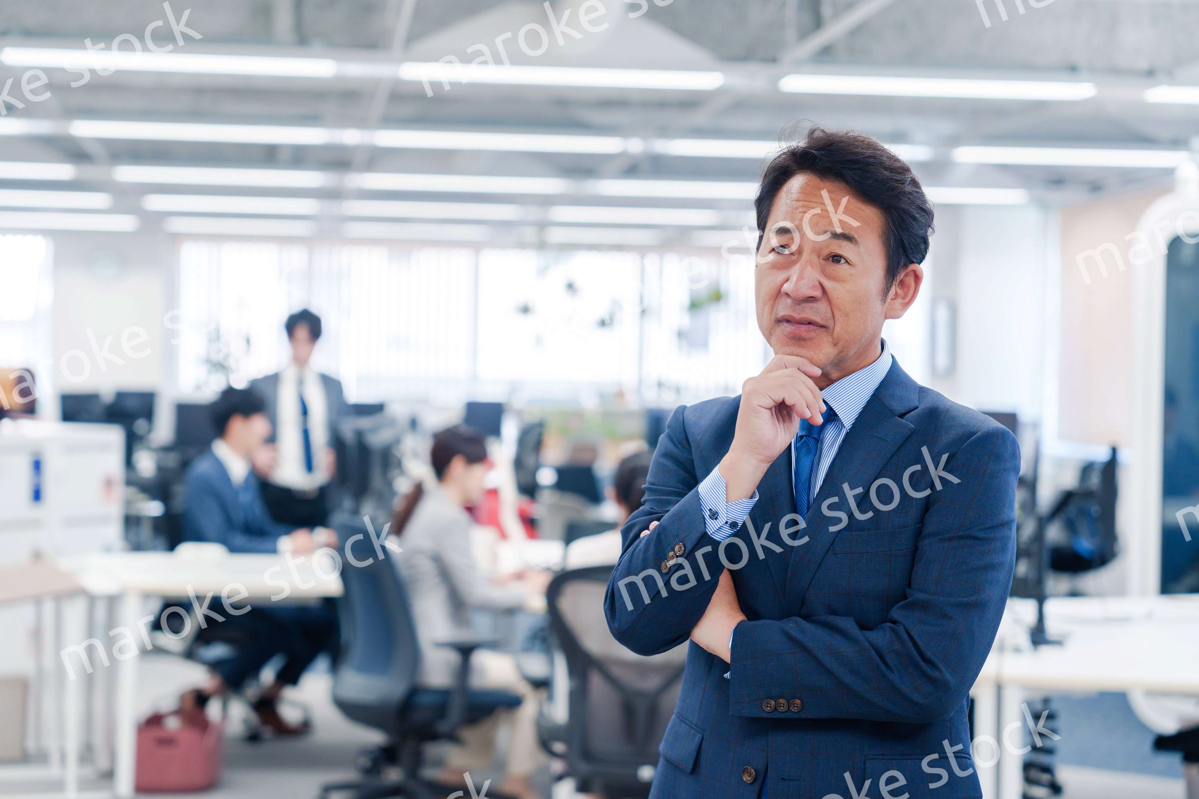 オフィスで悩む中年男性