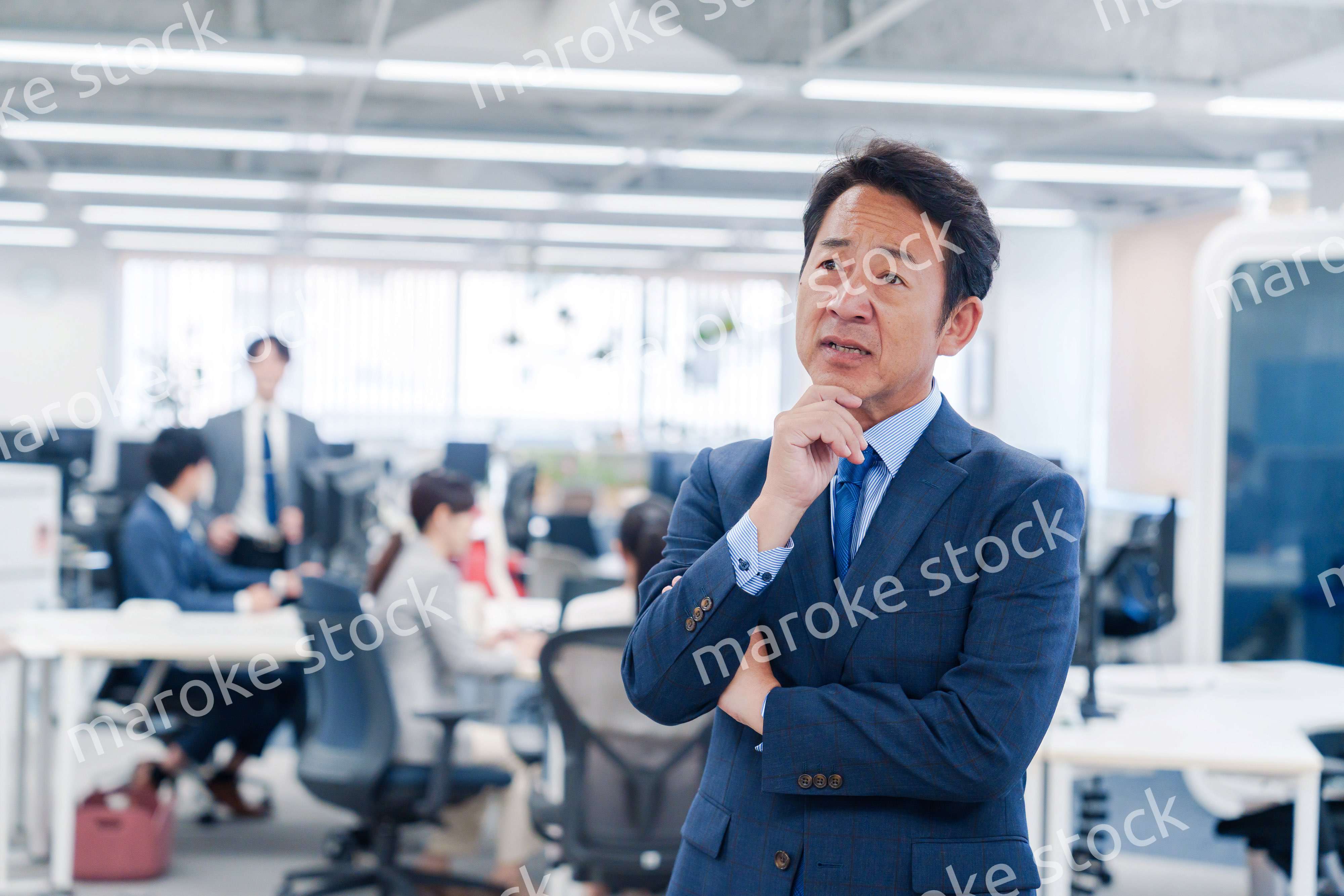オフィスで悩む中年男性