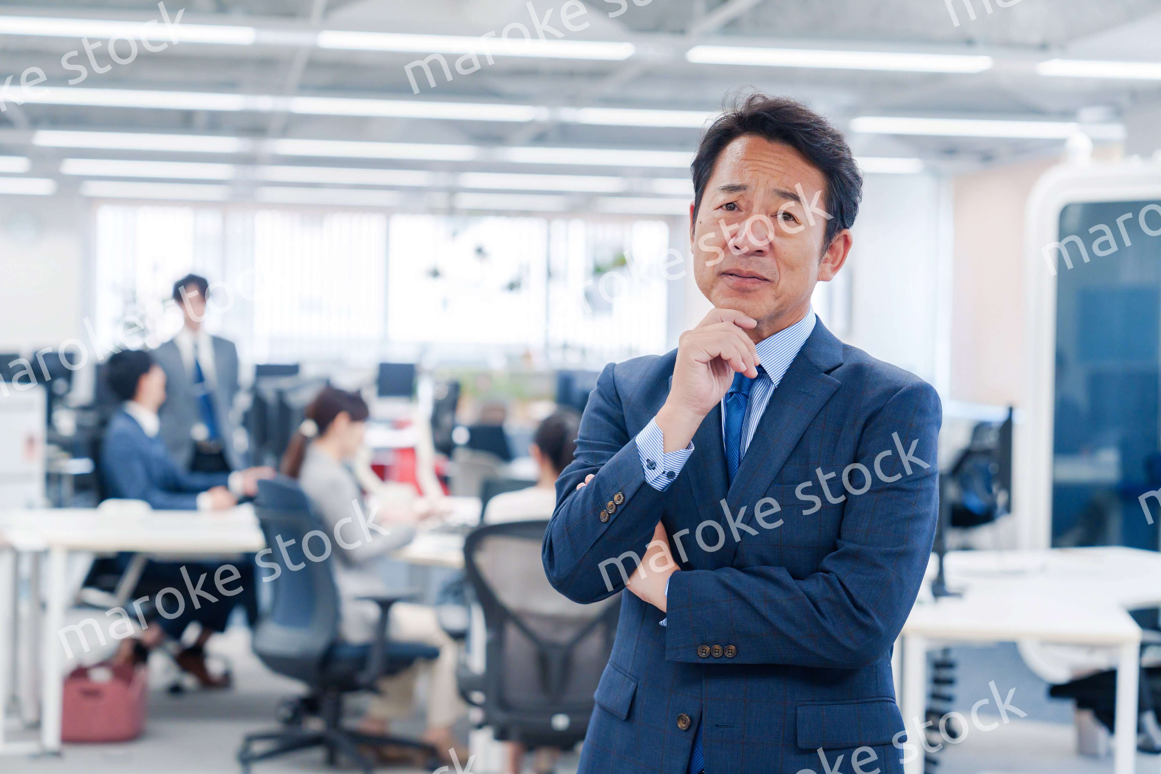 オフィスで悩む中年男性