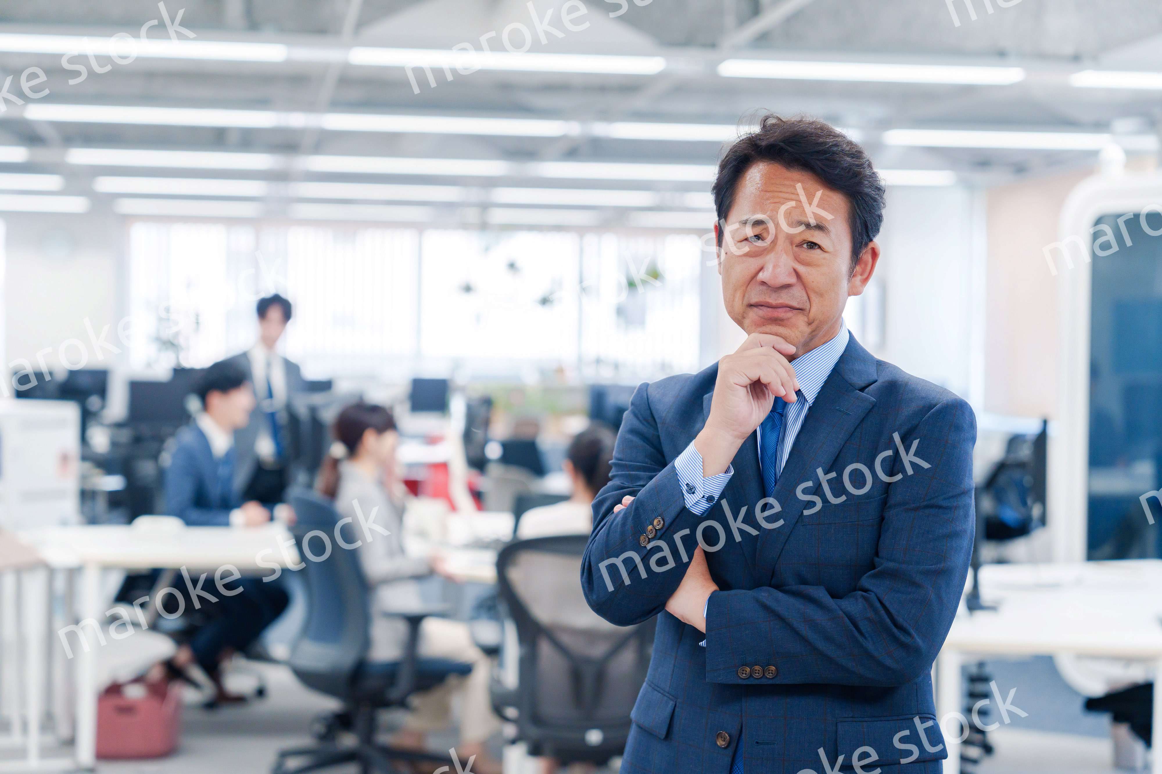 オフィスで悩む中年男性