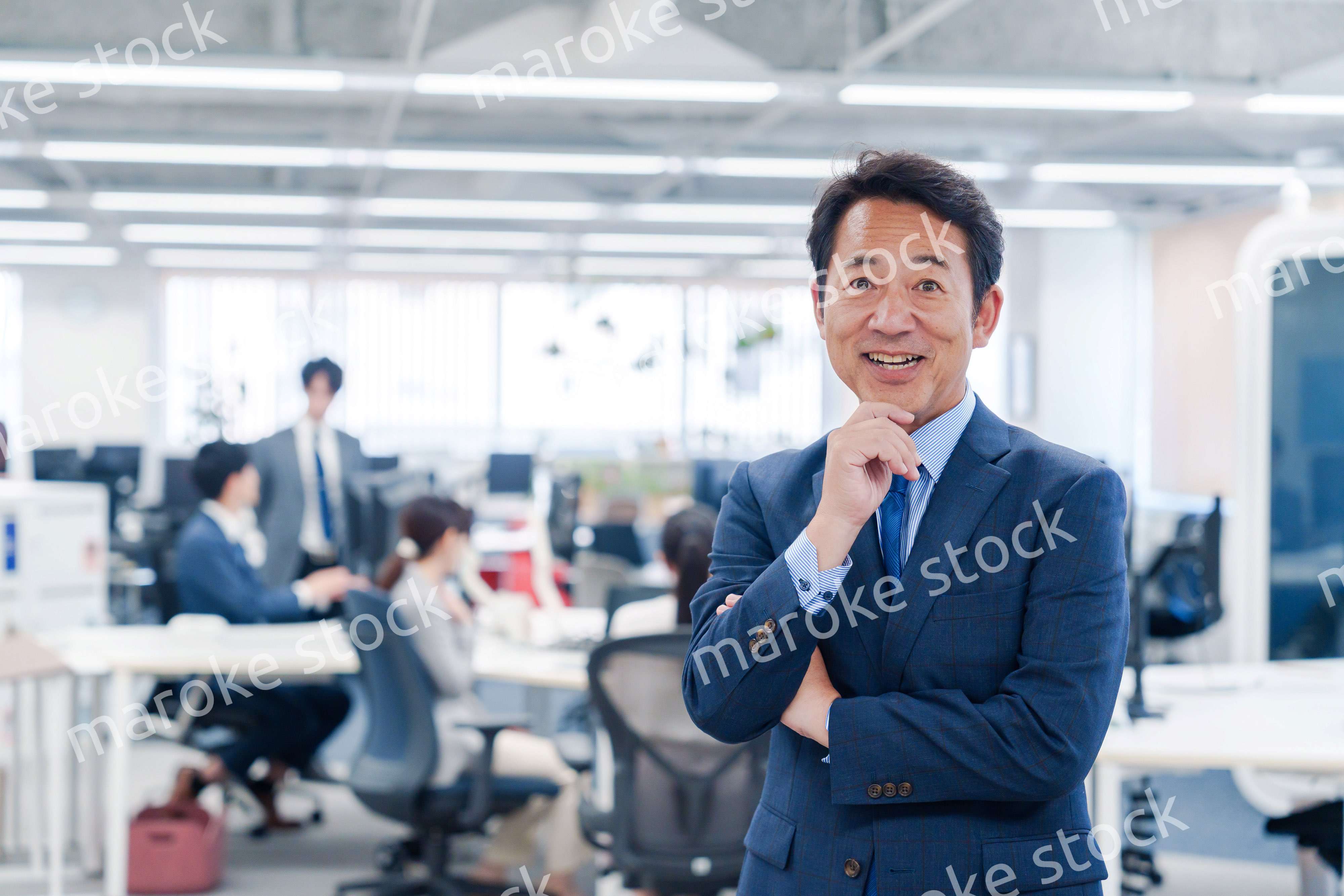 オフィスで悩む中年男性