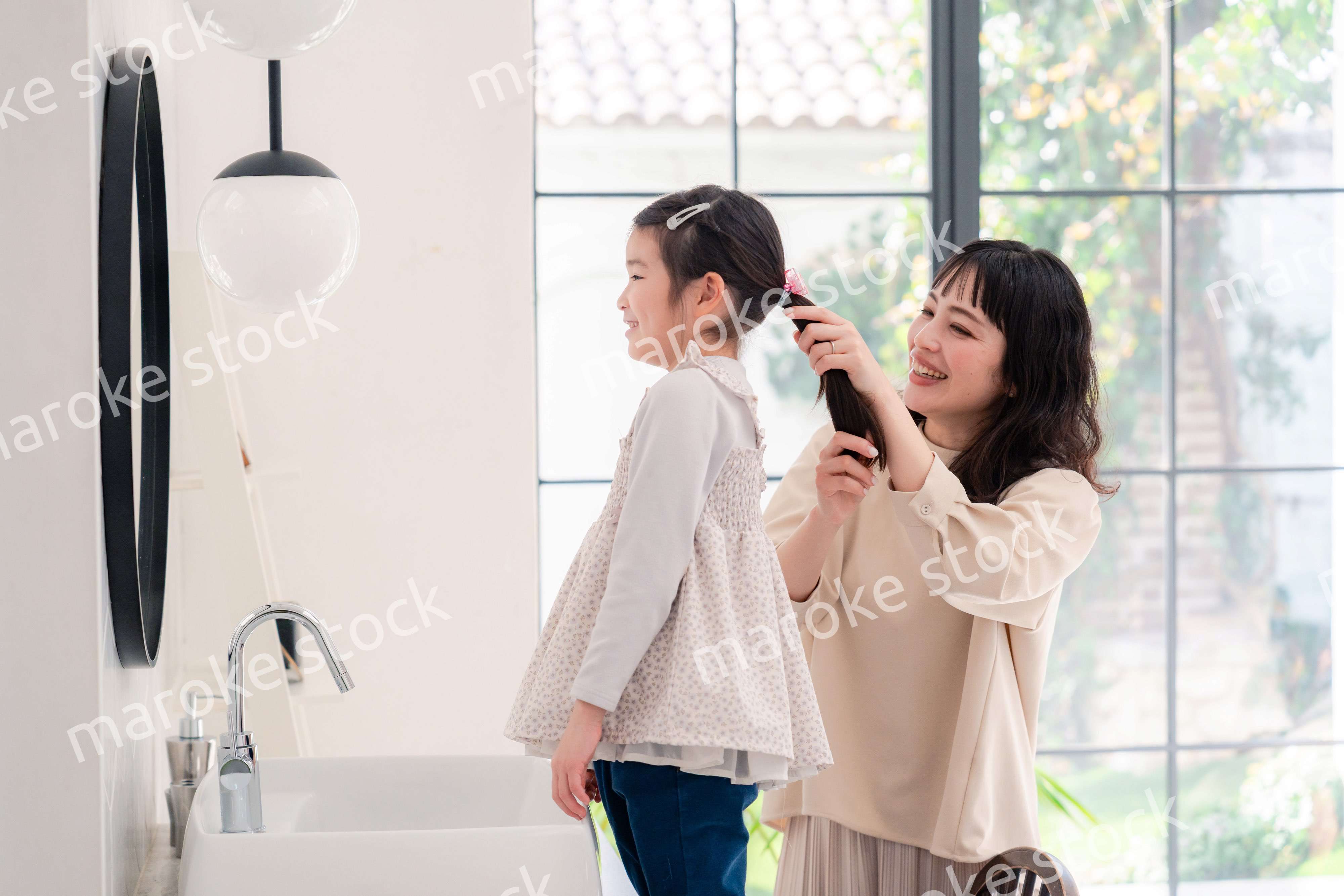 子供の髪の毛をセットするお母さん