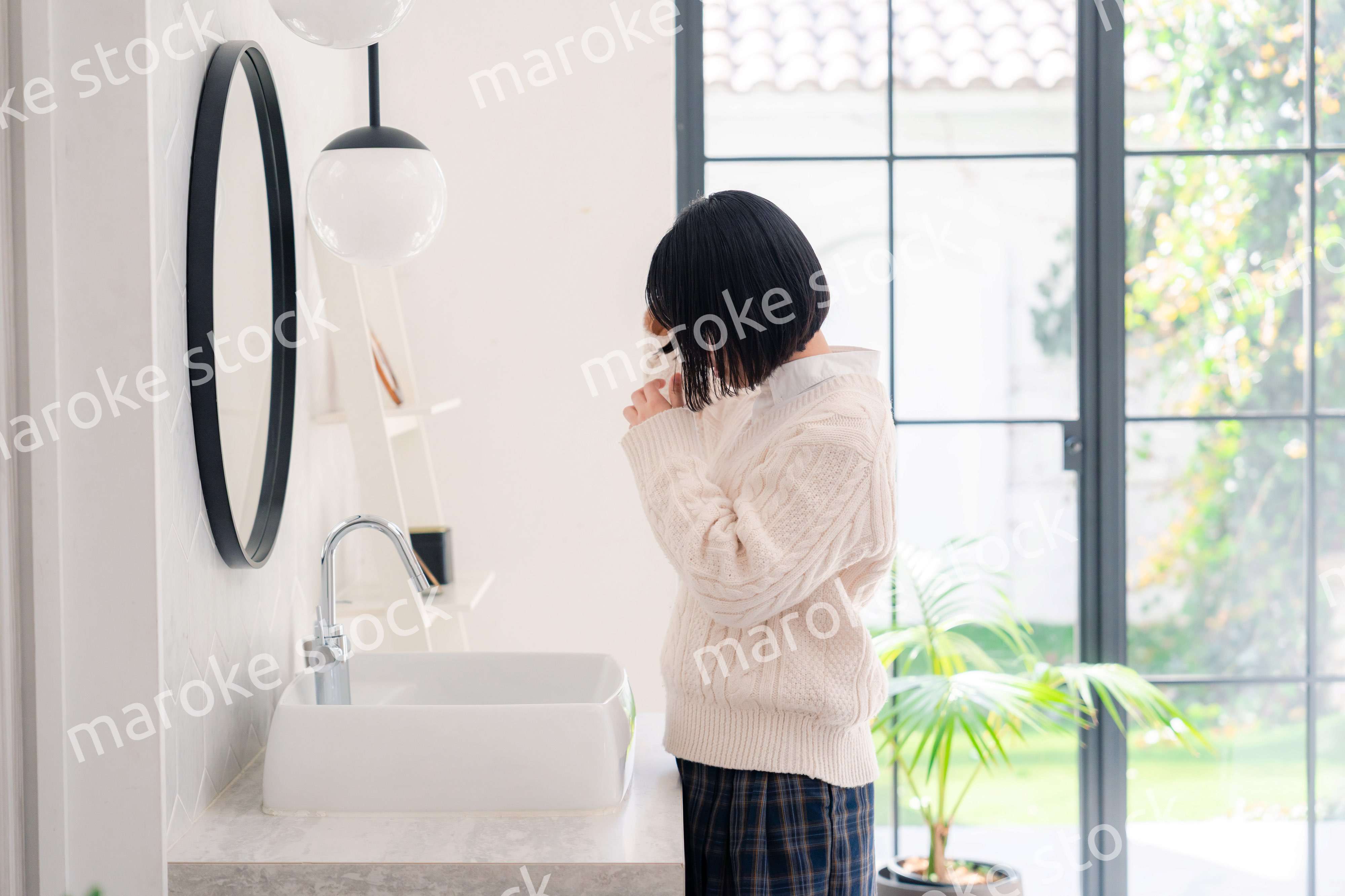 制服を着て朝の準備をする女子高生