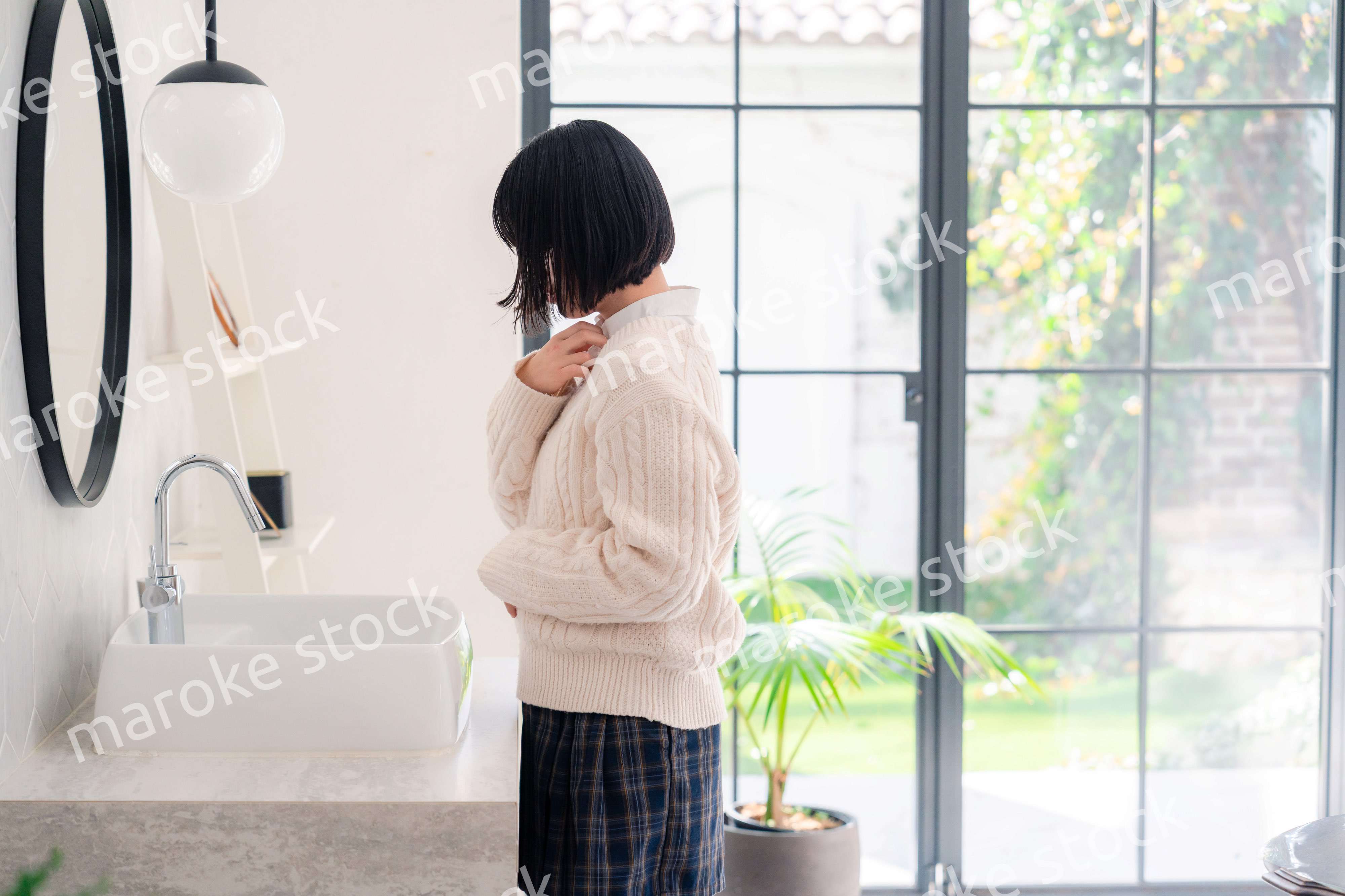 制服を着て朝の準備をする女子高生