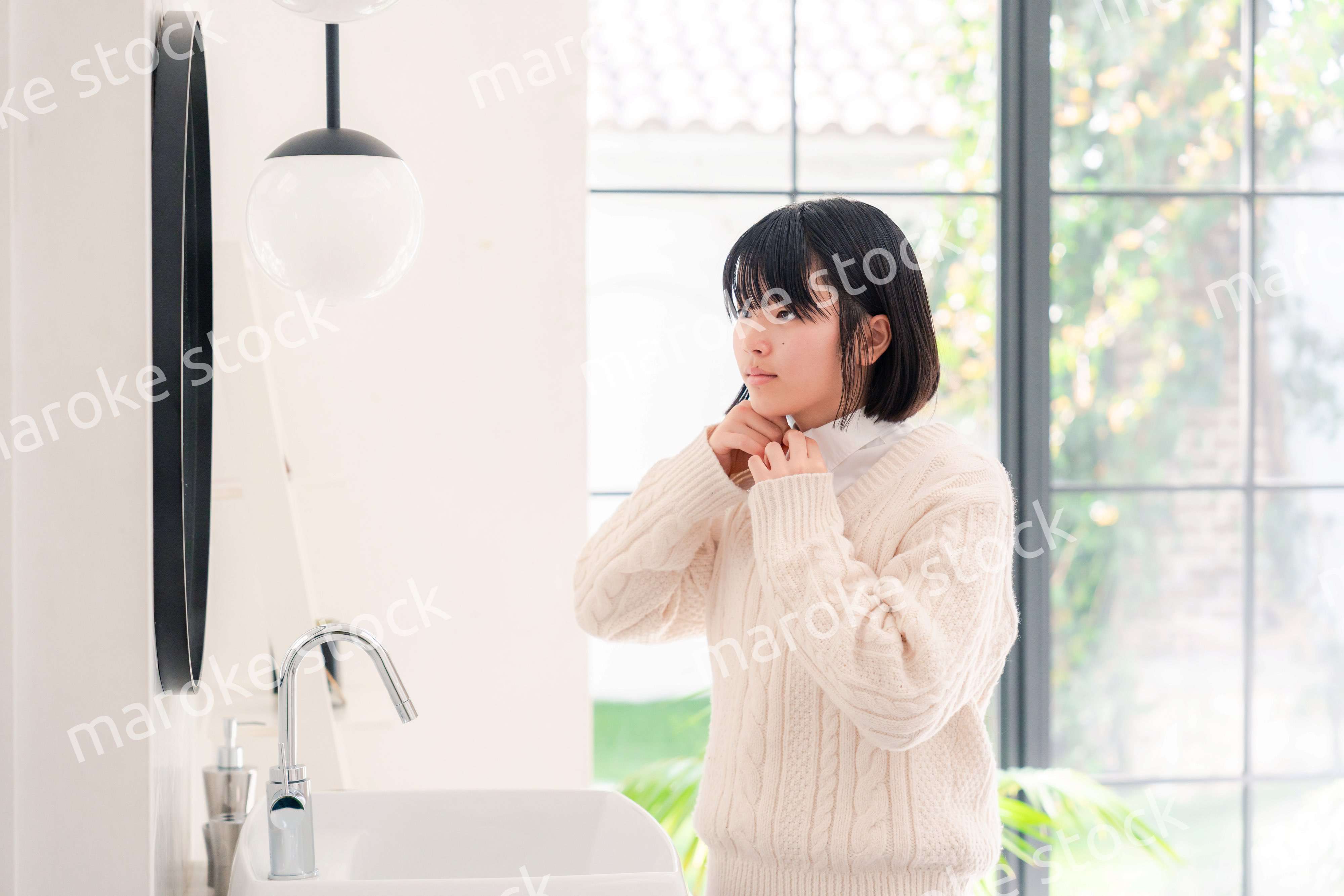 制服を着て朝の準備をする女子高生