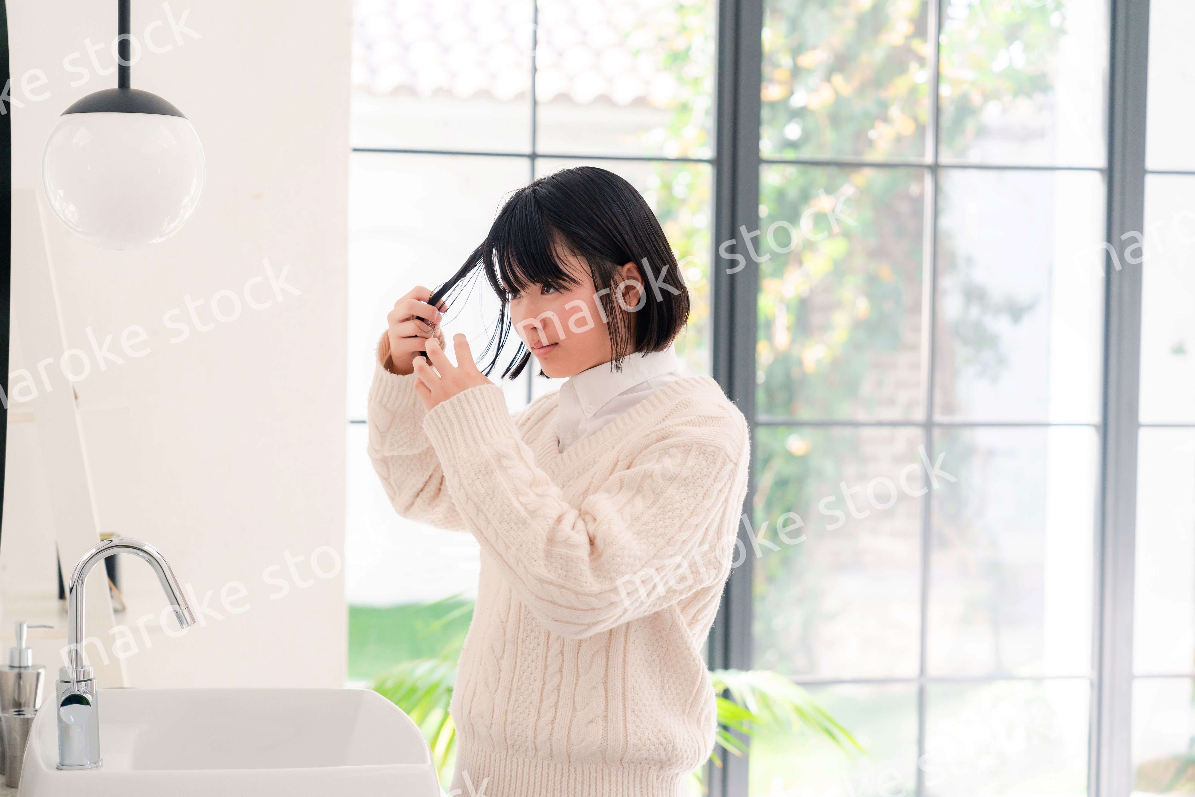 制服を着て朝の準備をする女子高生