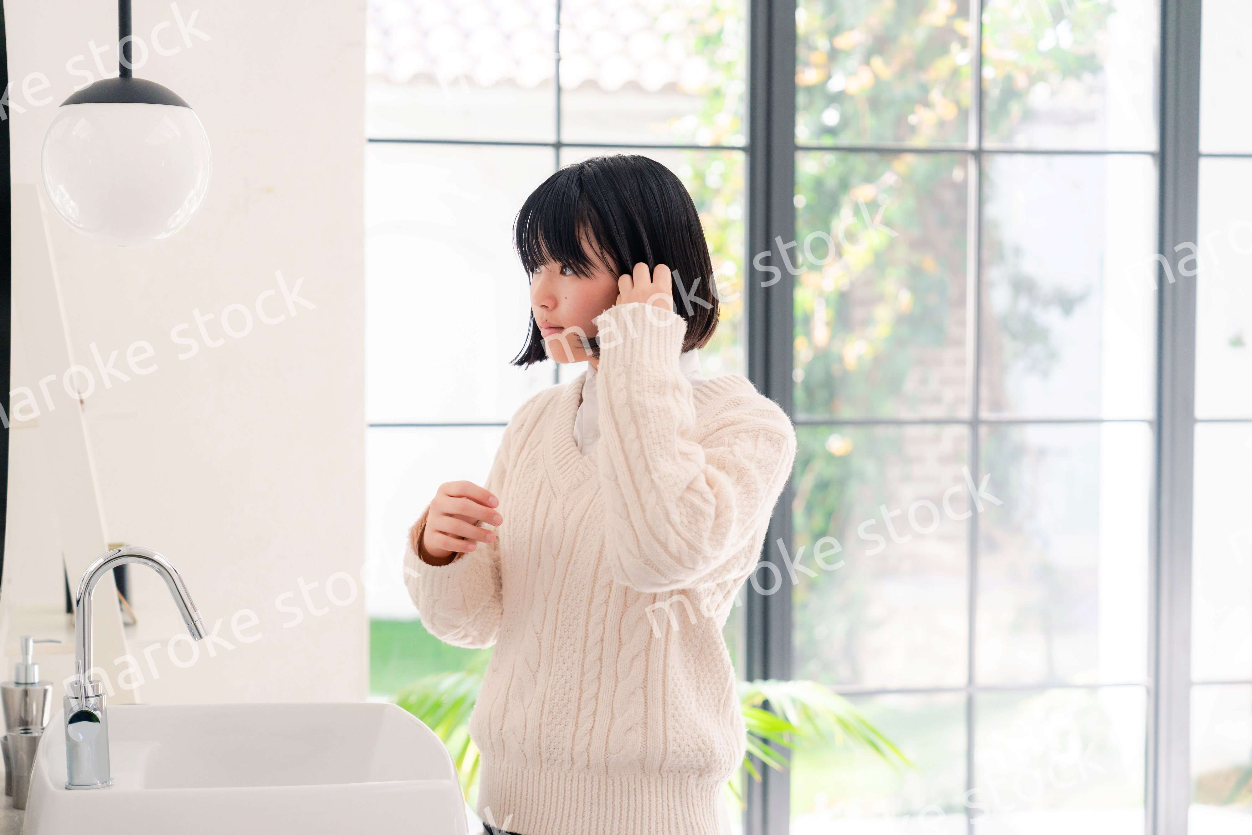 制服を着て朝の準備をする女子高生