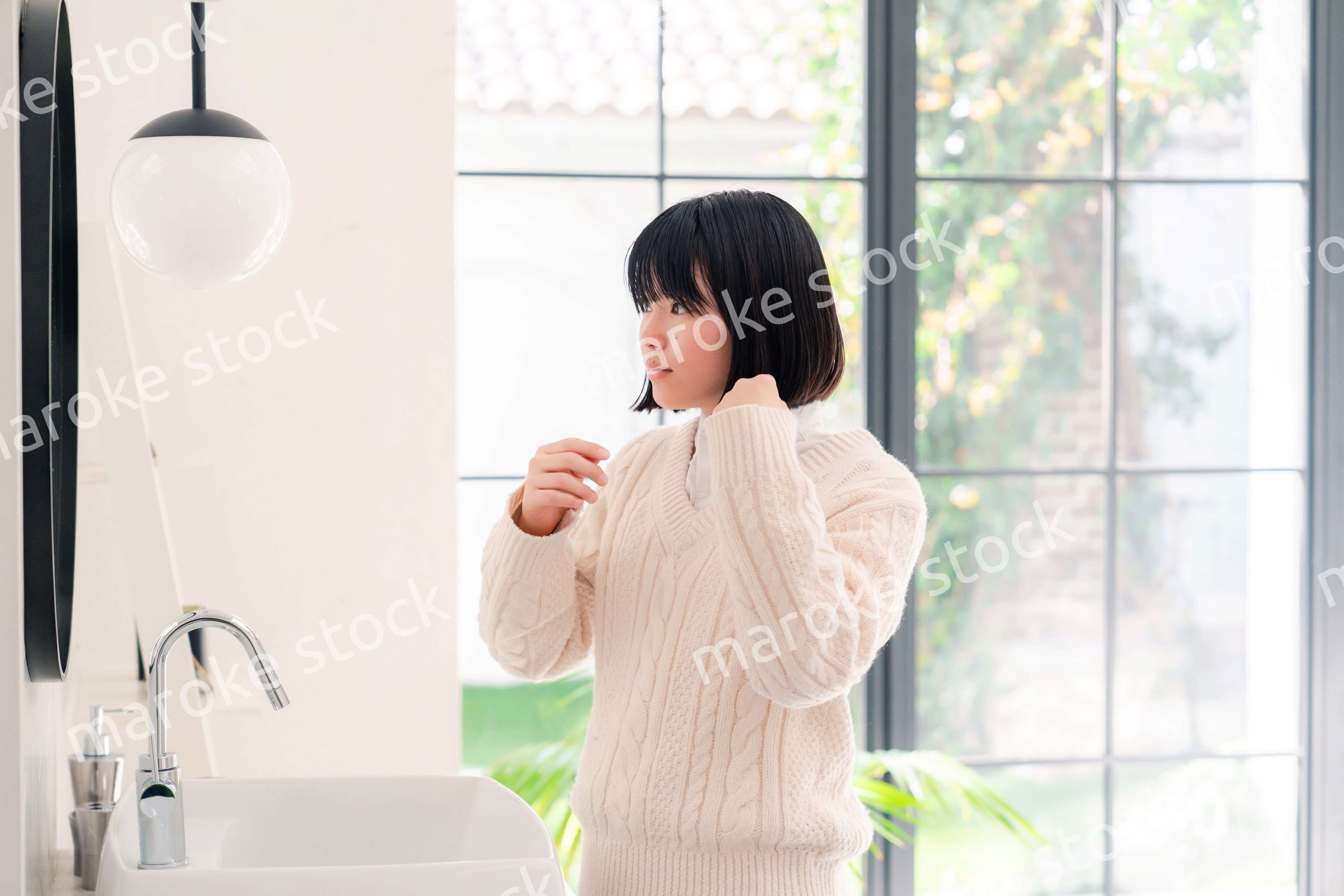 制服を着て朝の準備をする女子高生