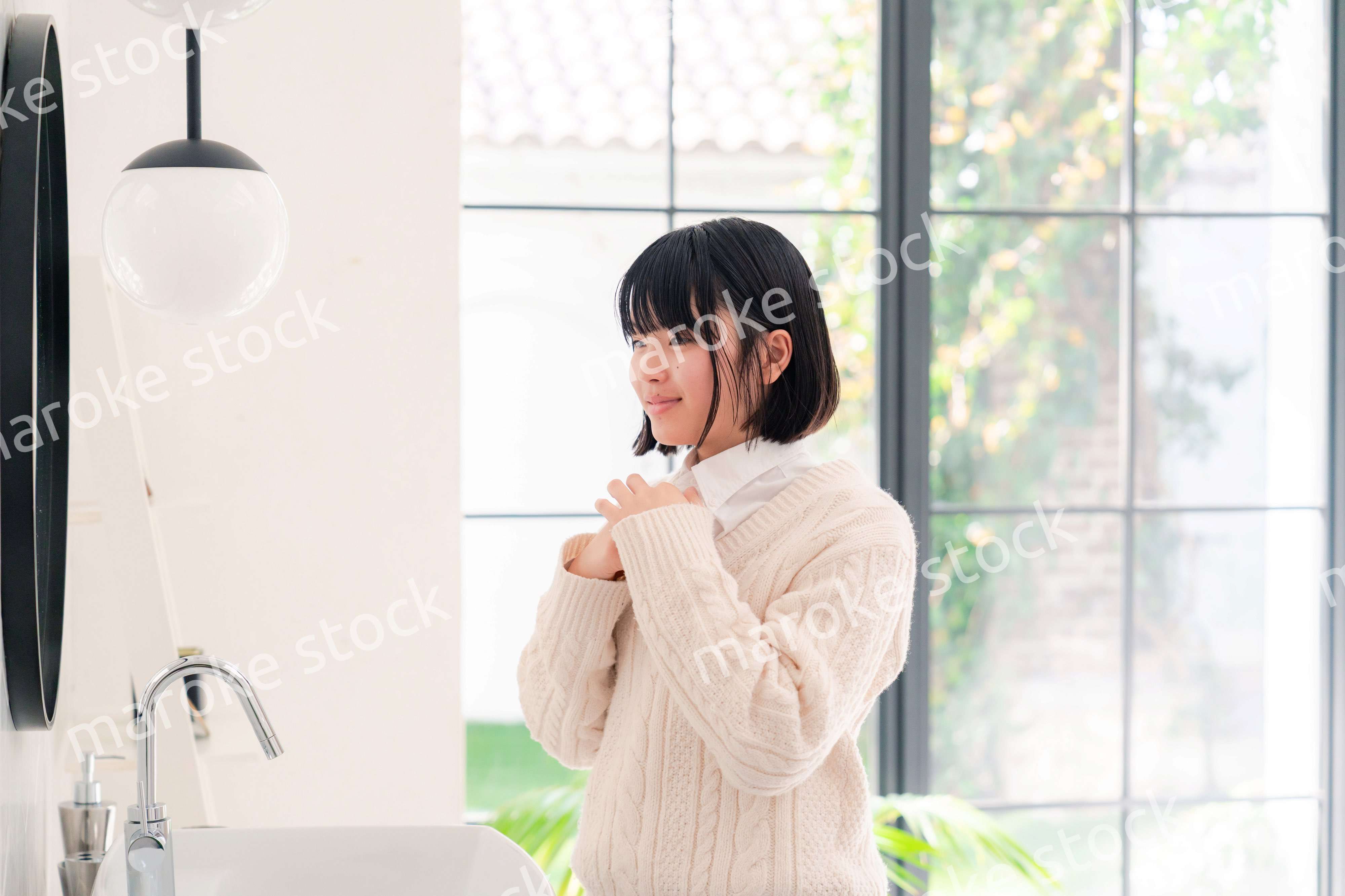 制服を着て朝の準備をする女子高生