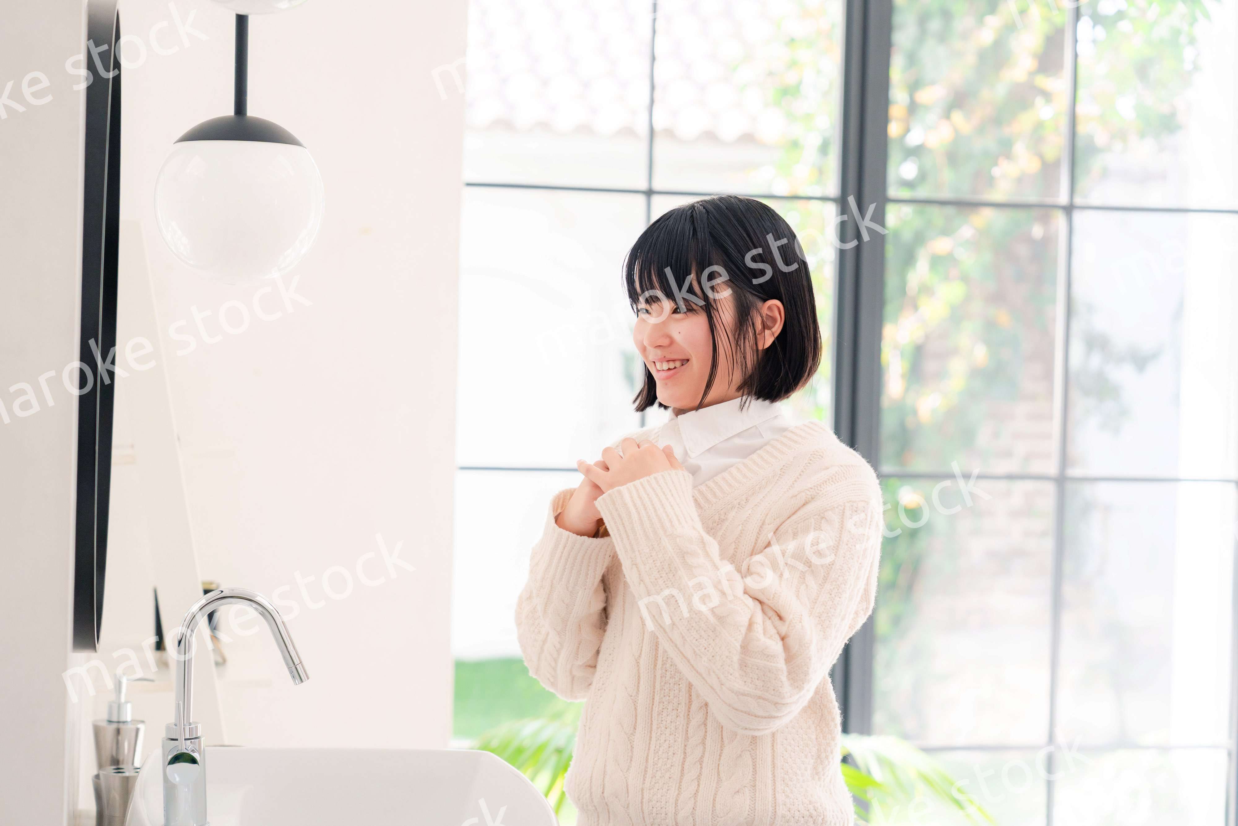 制服を着て朝の準備をする女子高生