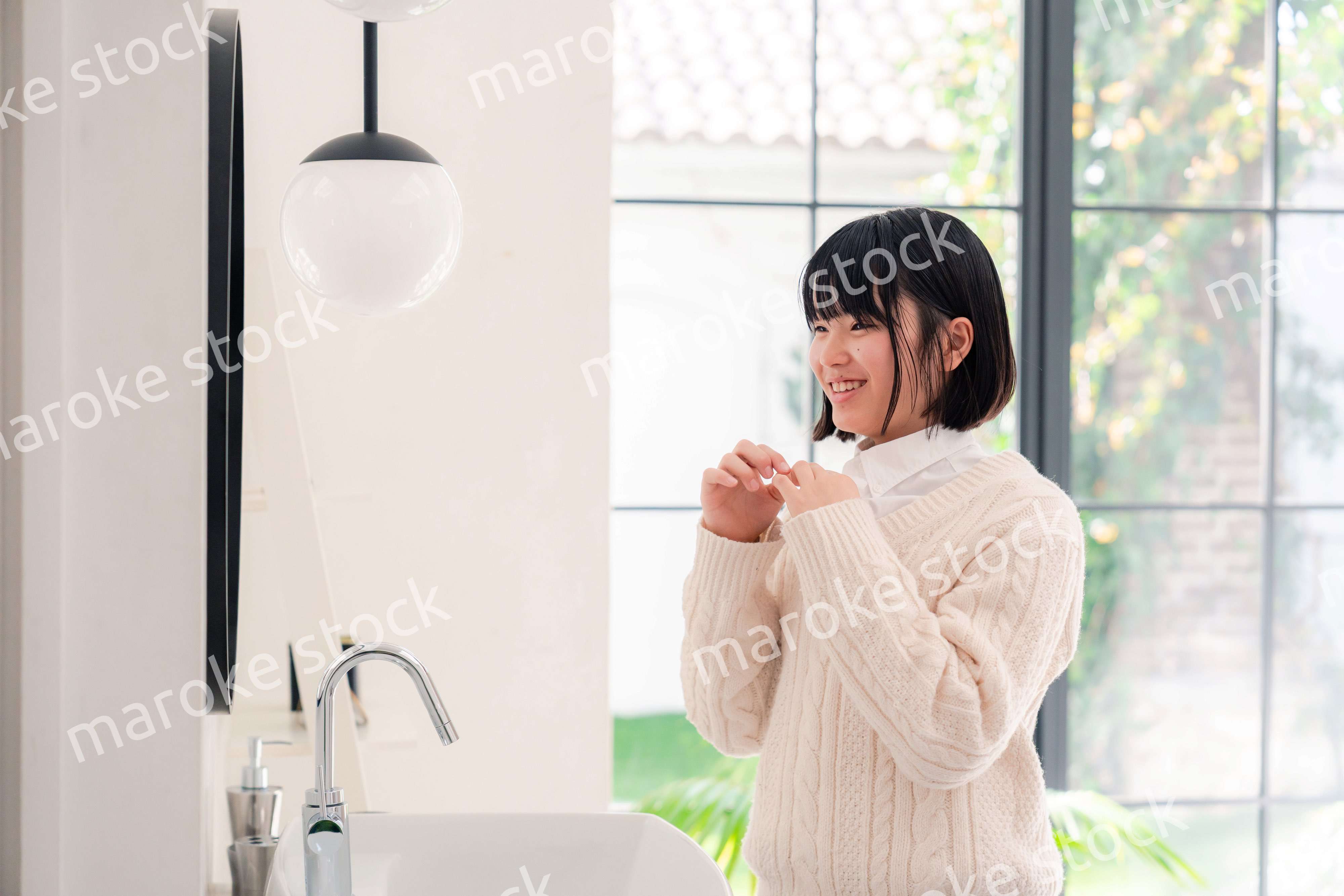 制服を着て朝の準備をする女子高生