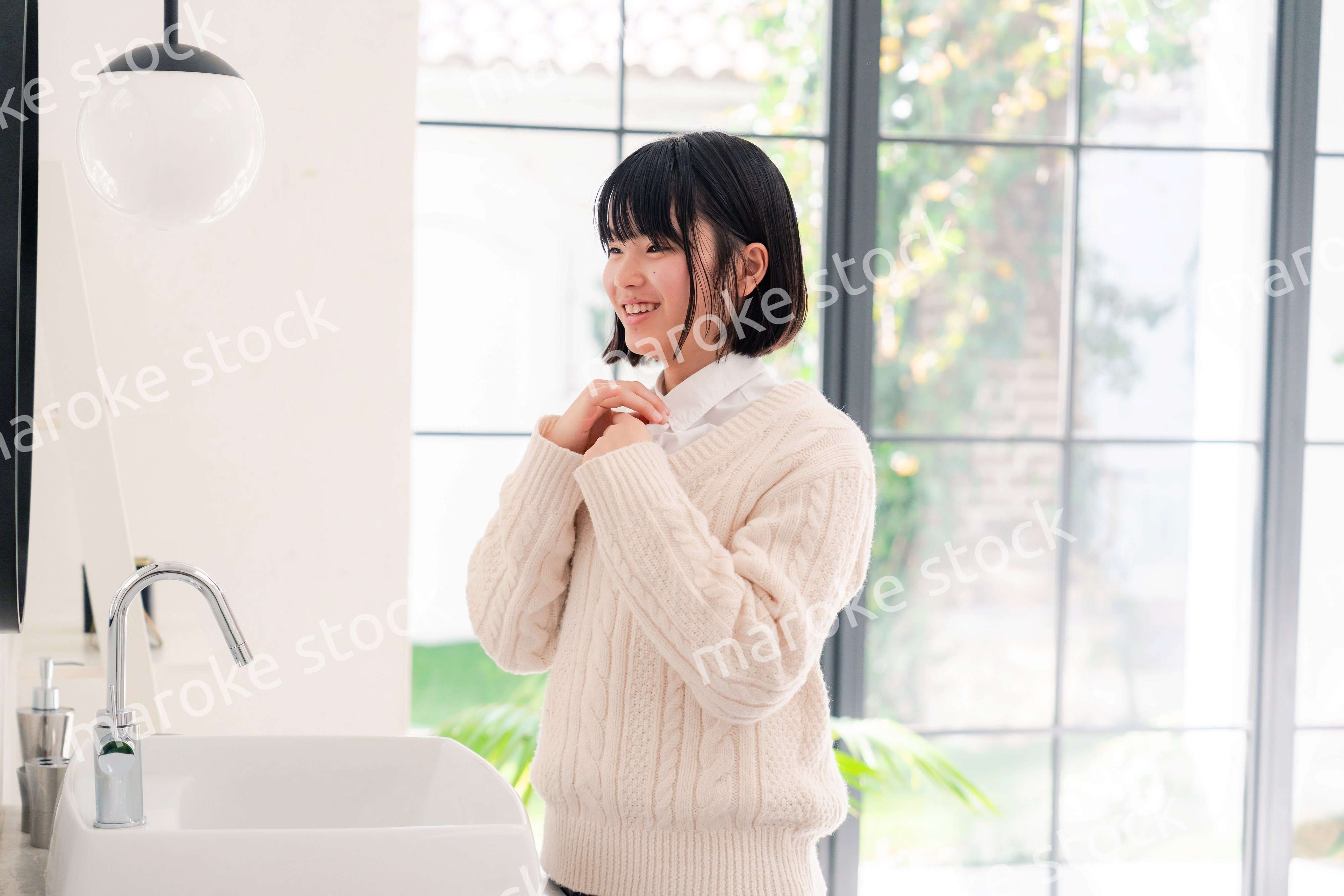 制服を着て朝の準備をする女子高生