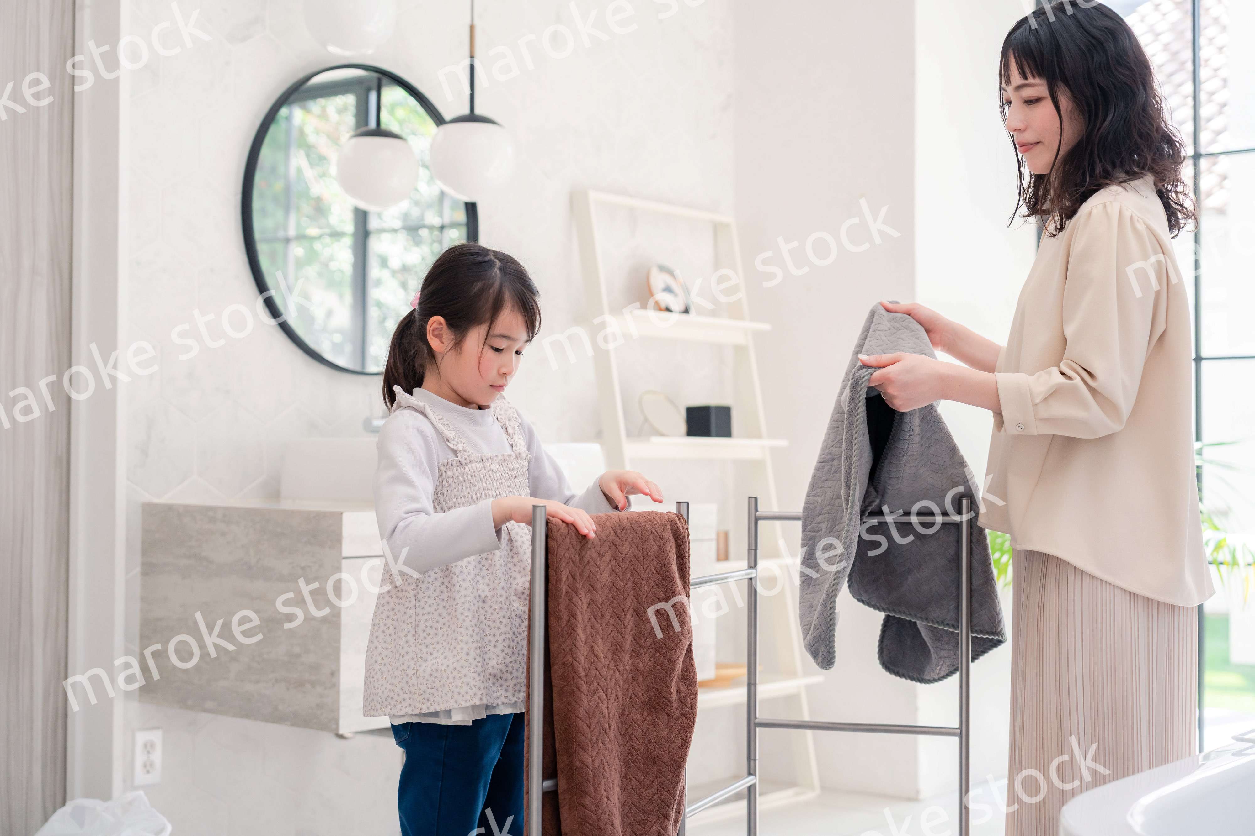 洗濯物干しをお手伝いする小さな女の子