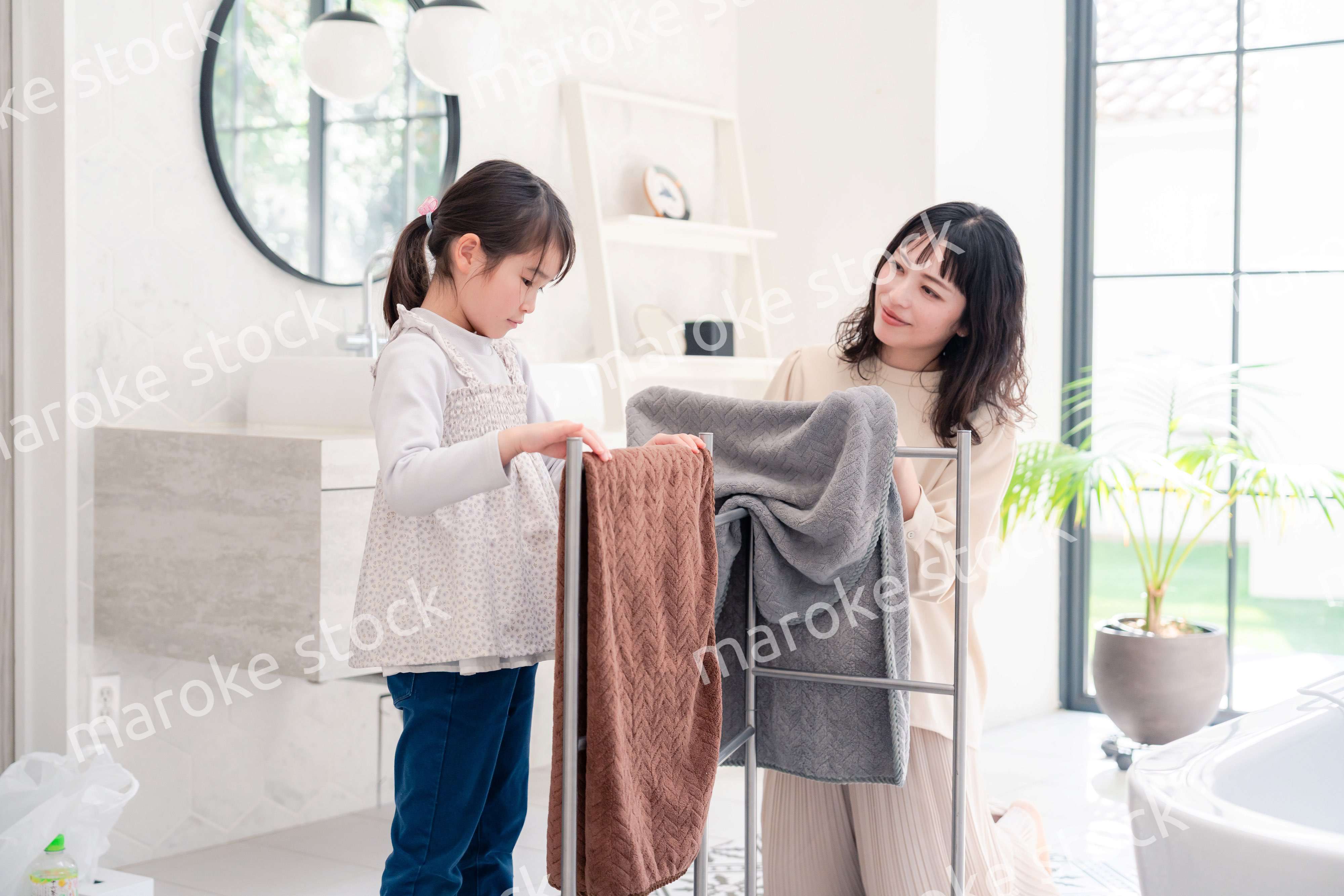 洗濯物干しをお手伝いする小さな女の子