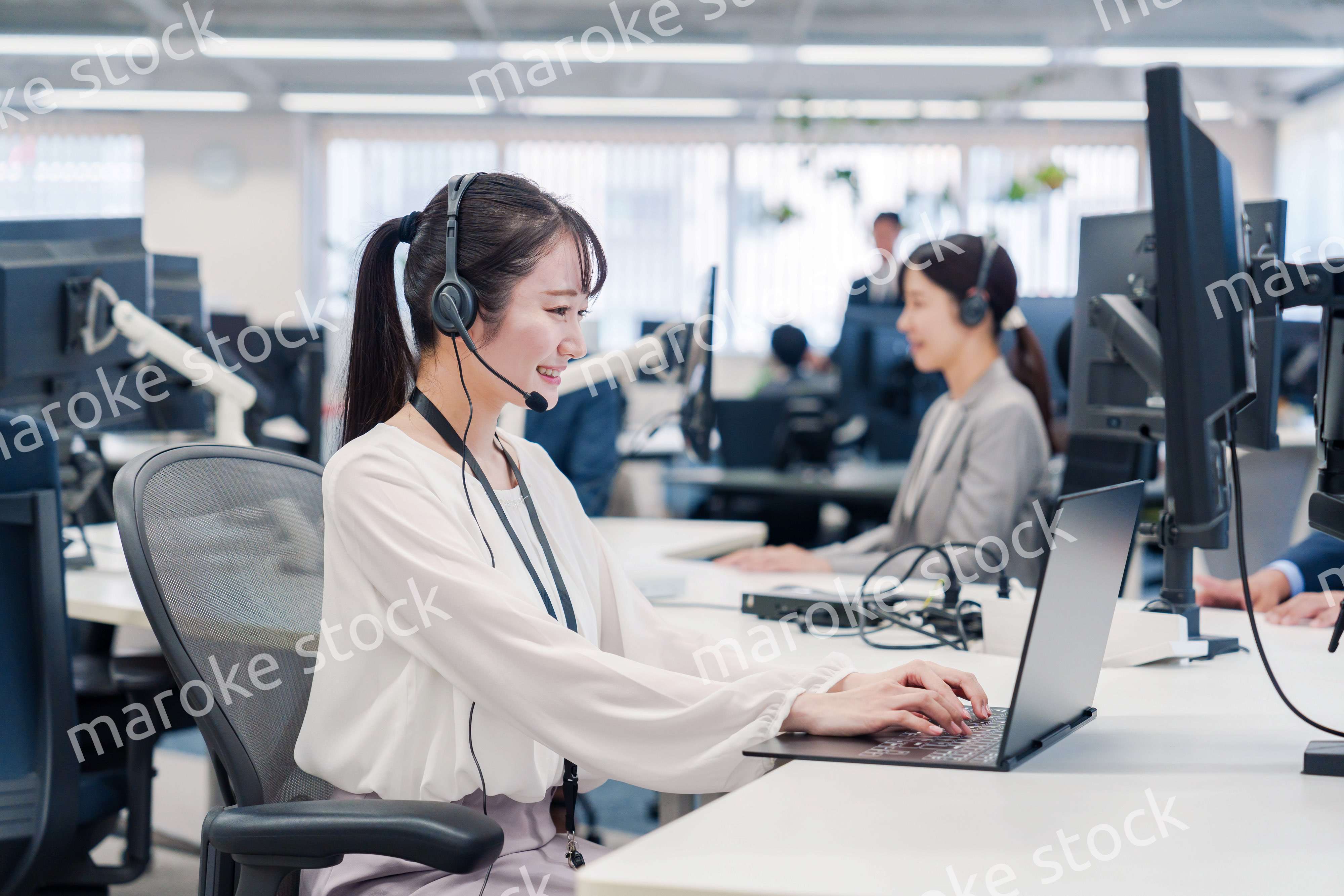 コールセンターで電話対応をするスタッフ