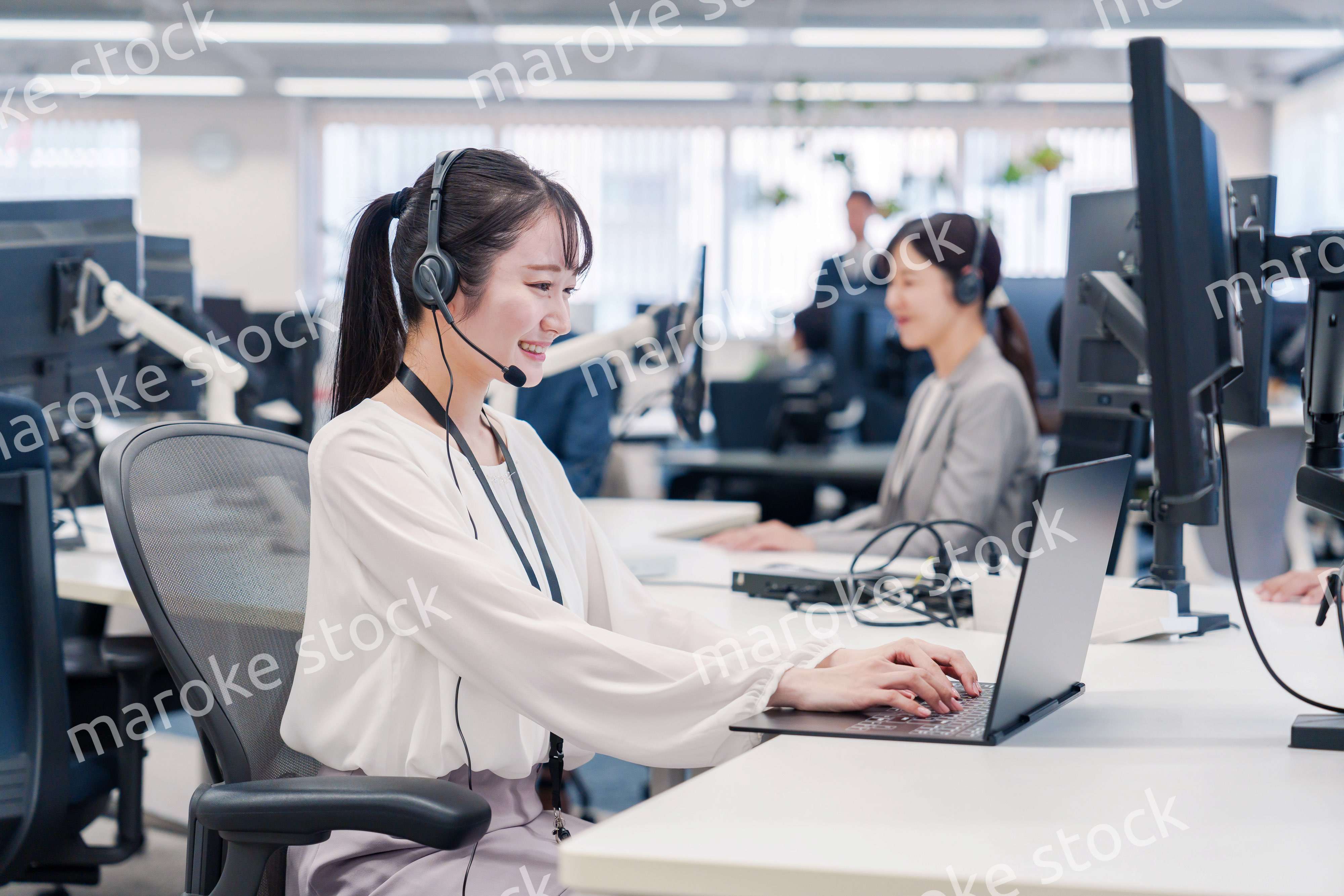 コールセンターで電話対応をするスタッフ