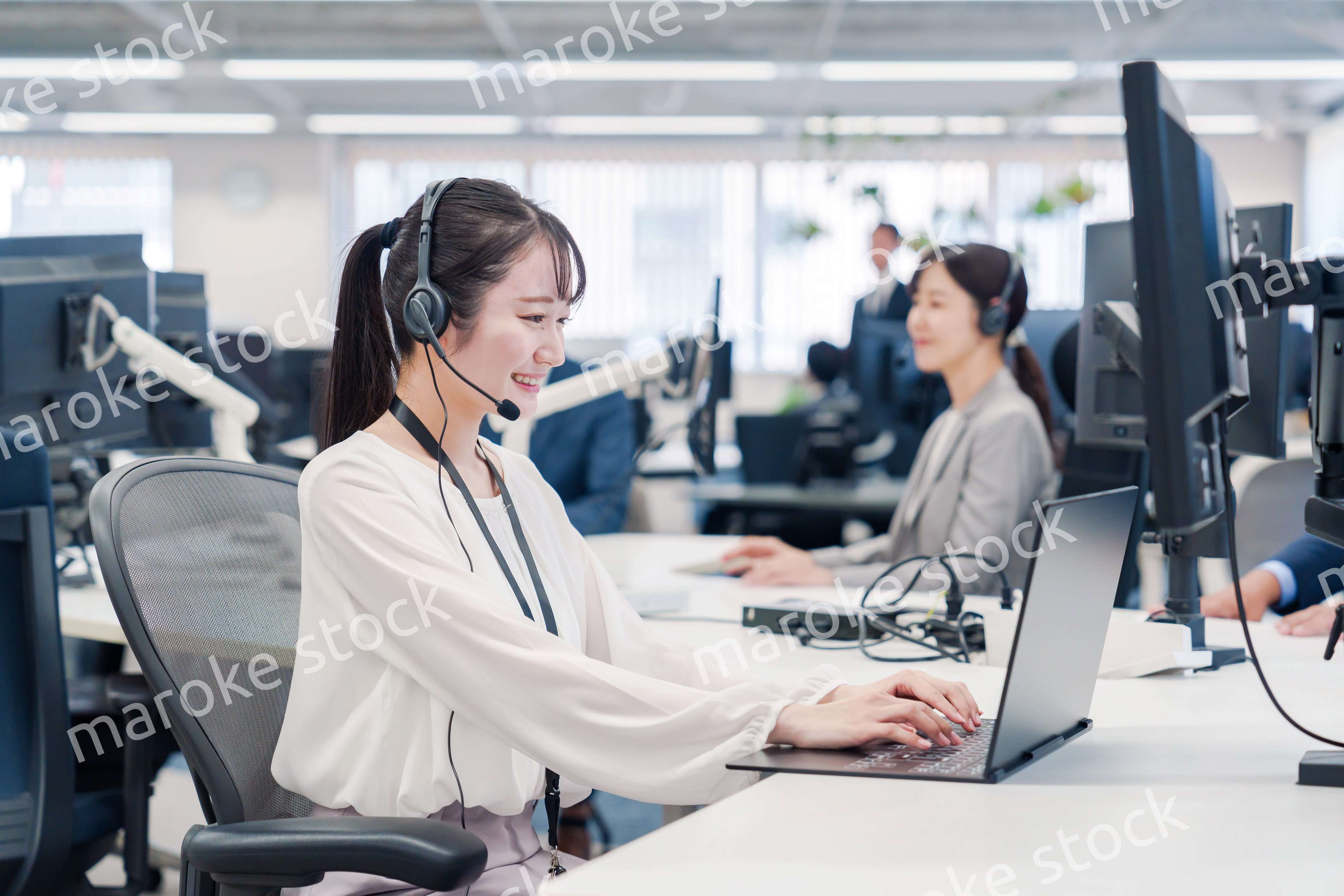 コールセンターで電話対応をするスタッフ