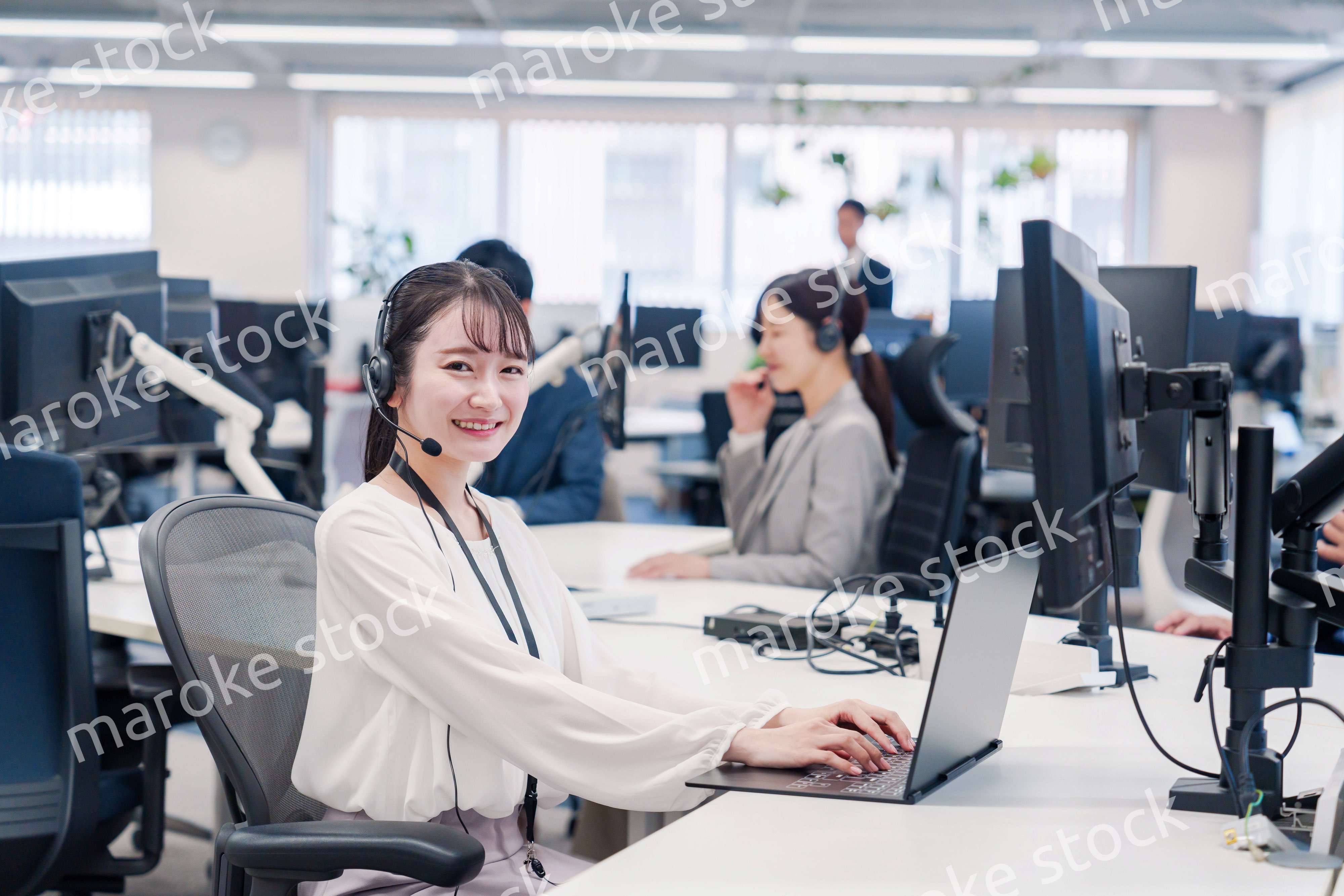 コールセンターで電話対応をするスタッフ