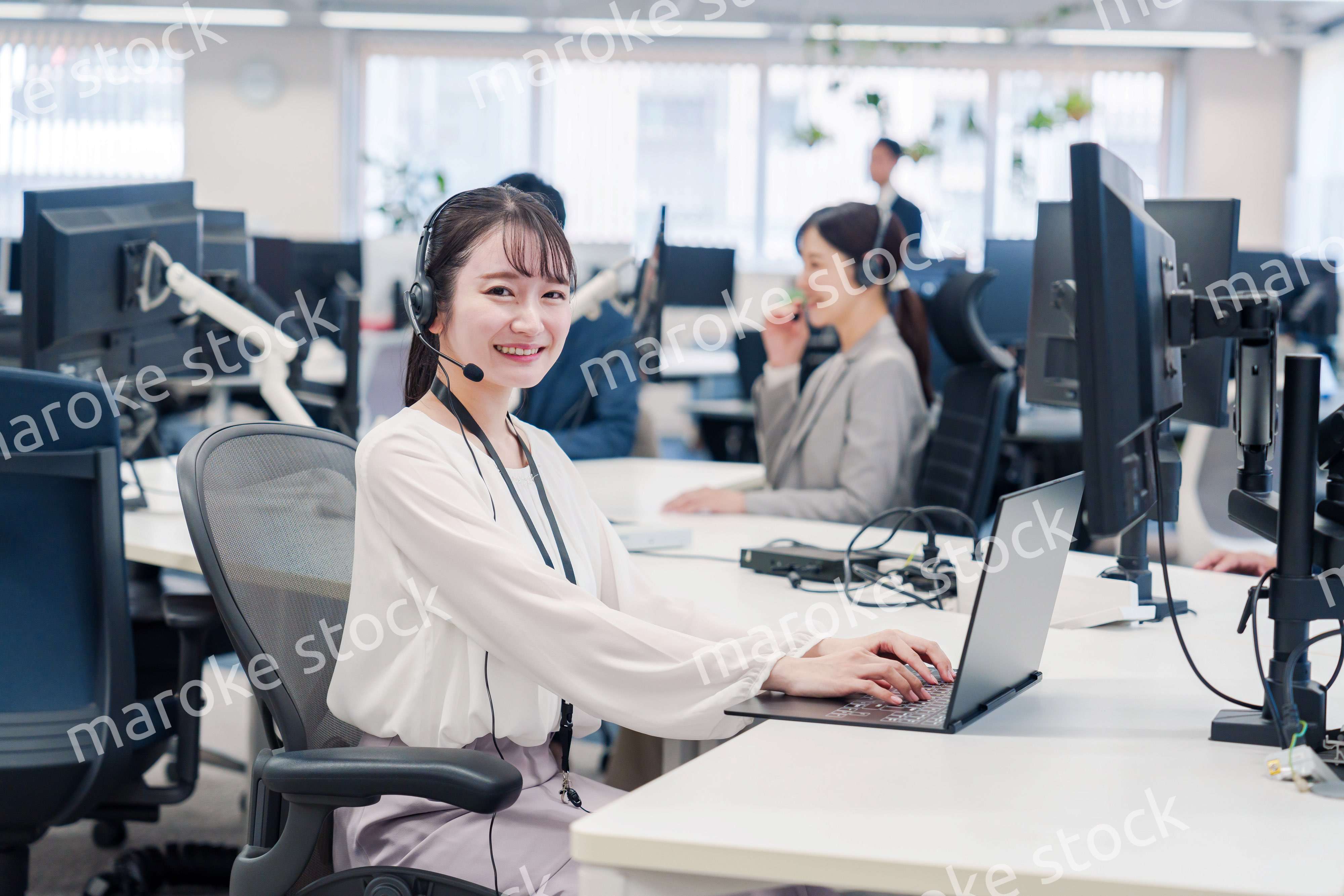 コールセンターで電話対応をするスタッフ