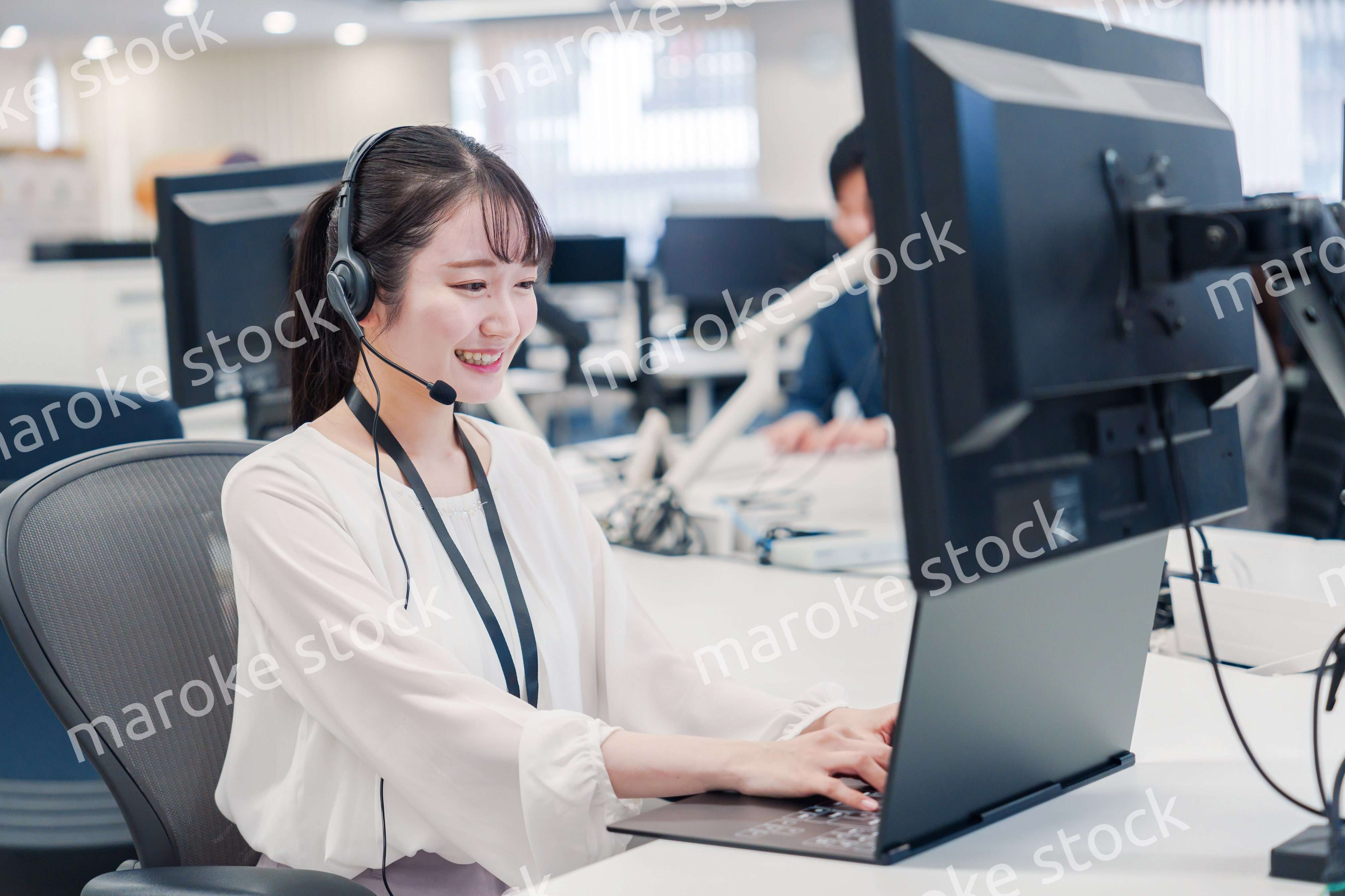 コールセンターで電話対応をするスタッフ