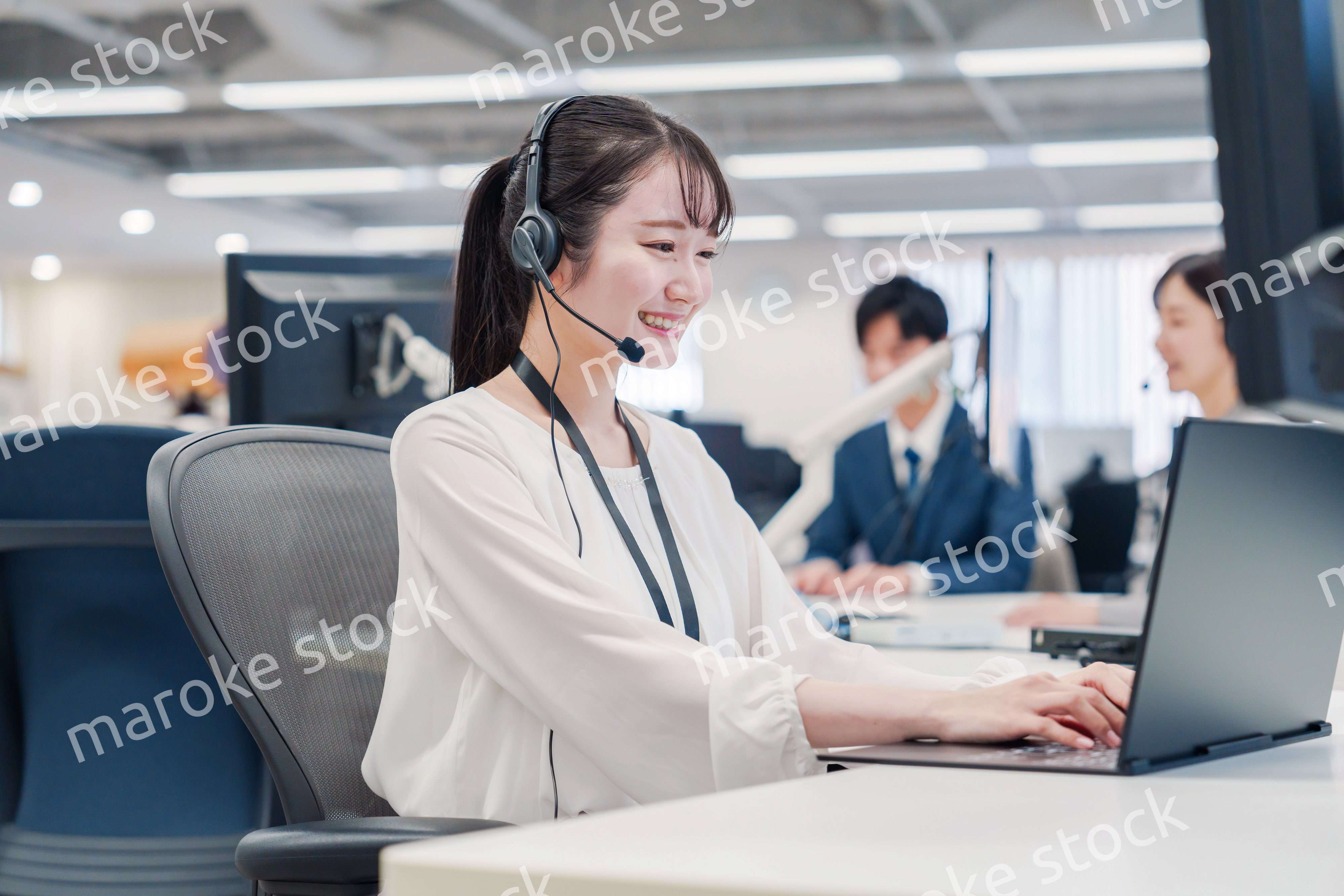 コールセンターで電話対応をするスタッフ