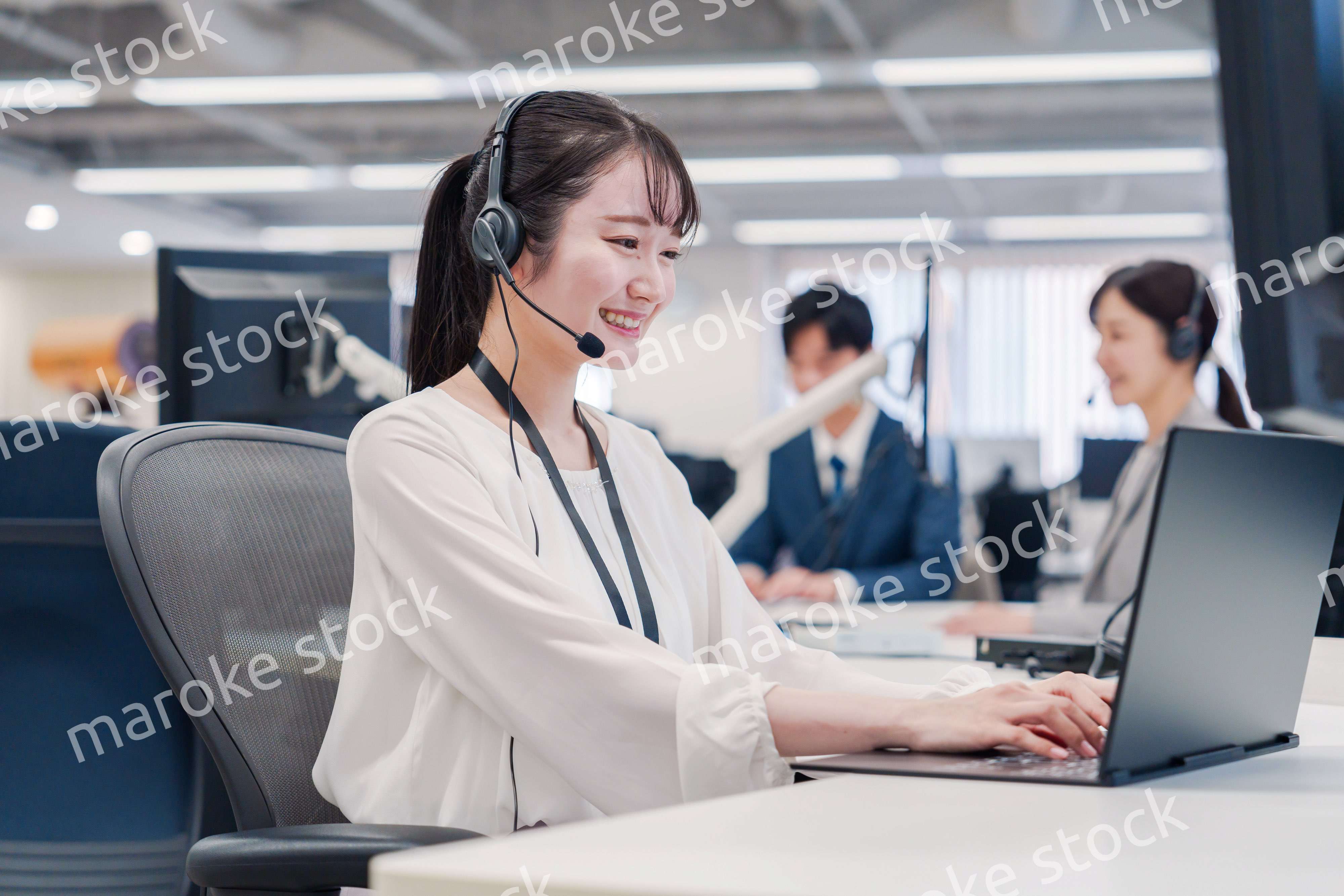 コールセンターで電話対応をするスタッフ