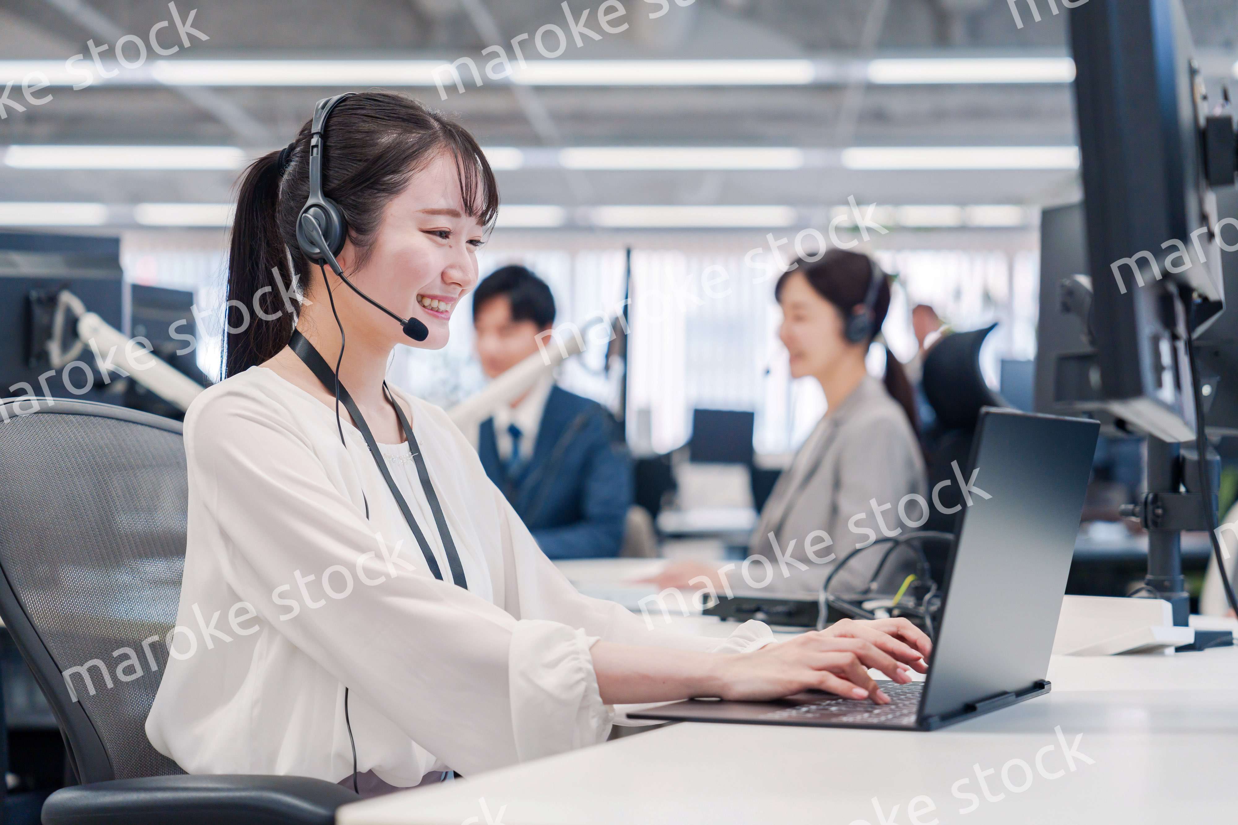 コールセンターで電話対応をするスタッフ
