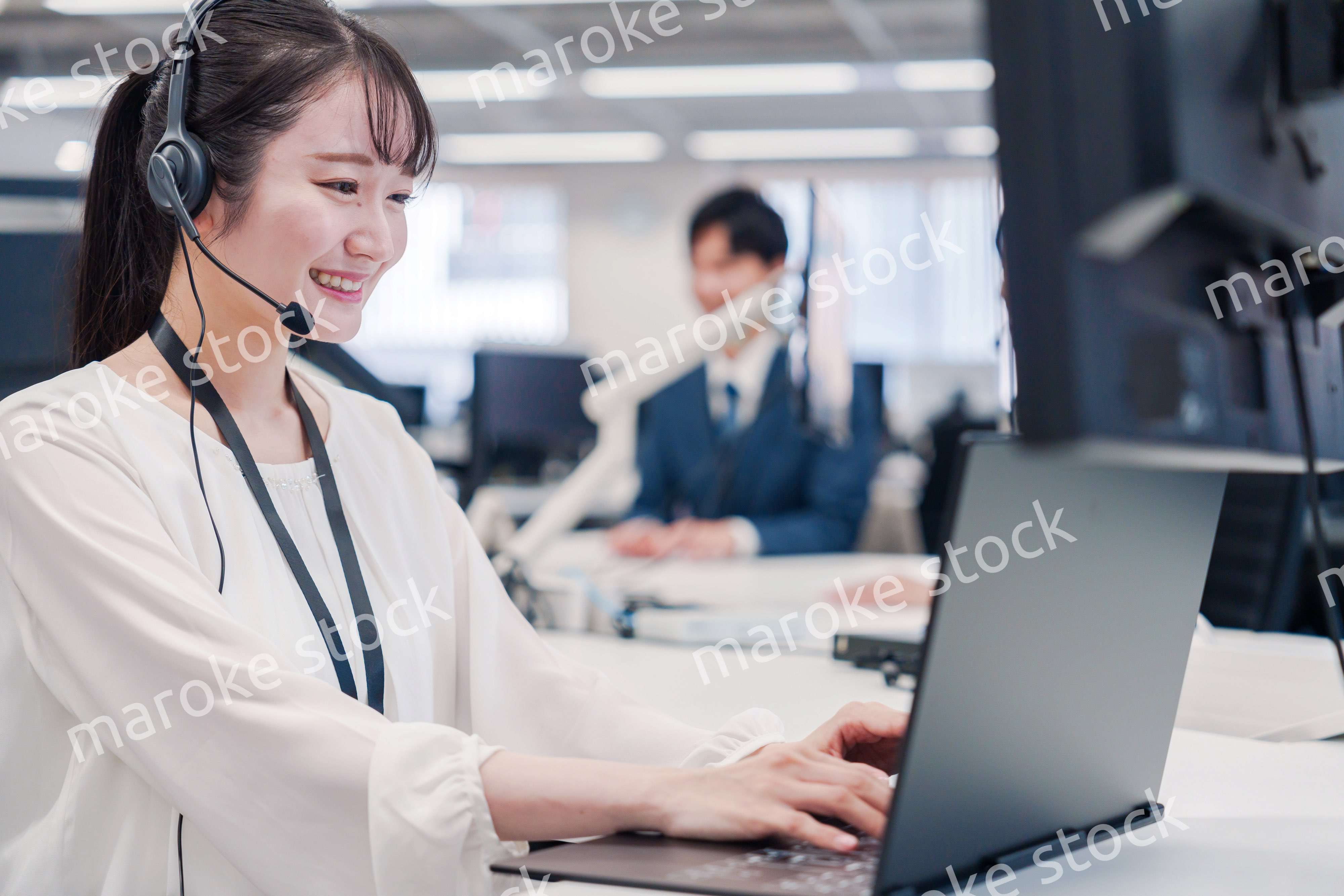 コールセンターで電話対応をするスタッフ