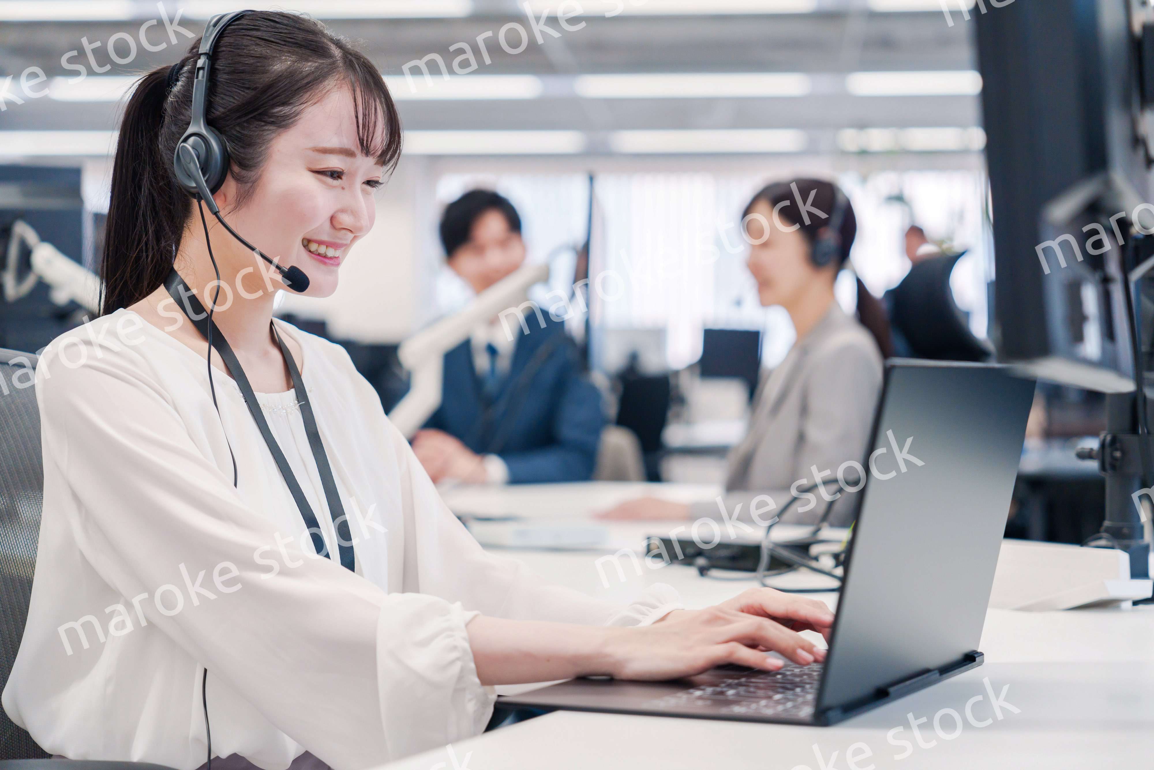 コールセンターで電話対応をするスタッフ