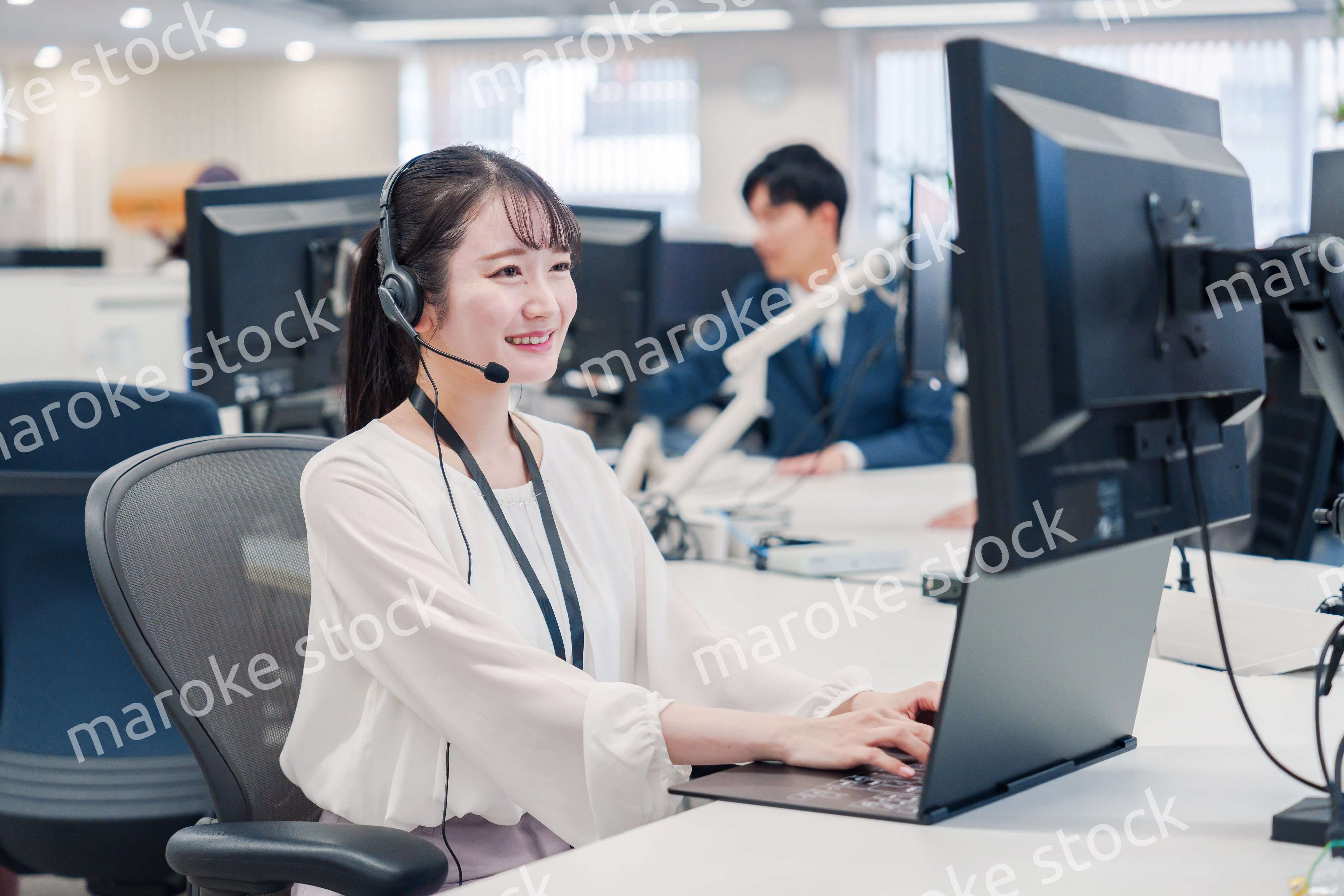 コールセンターで電話対応をするスタッフ