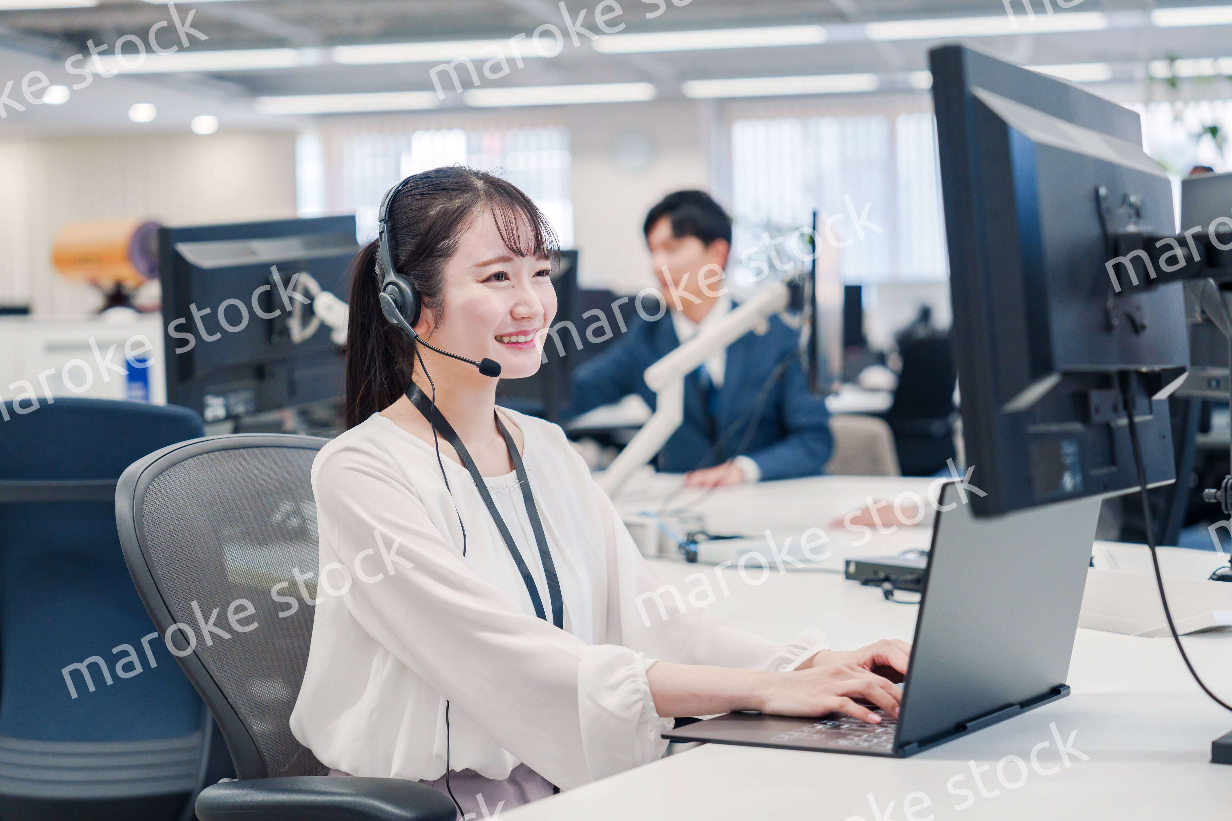コールセンターで電話対応をするスタッフ