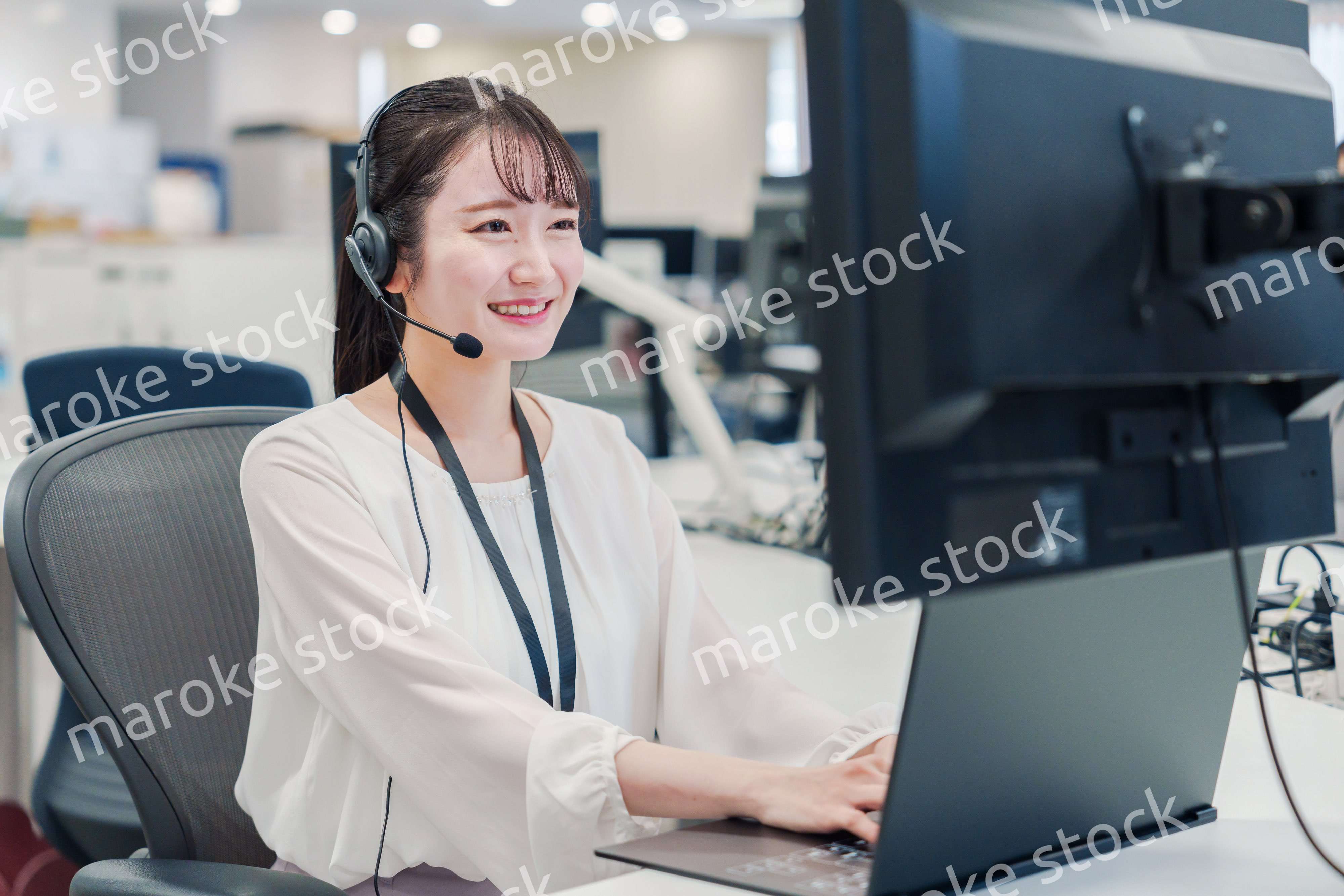 コールセンターでお客さま対応をするオペレーターの女性