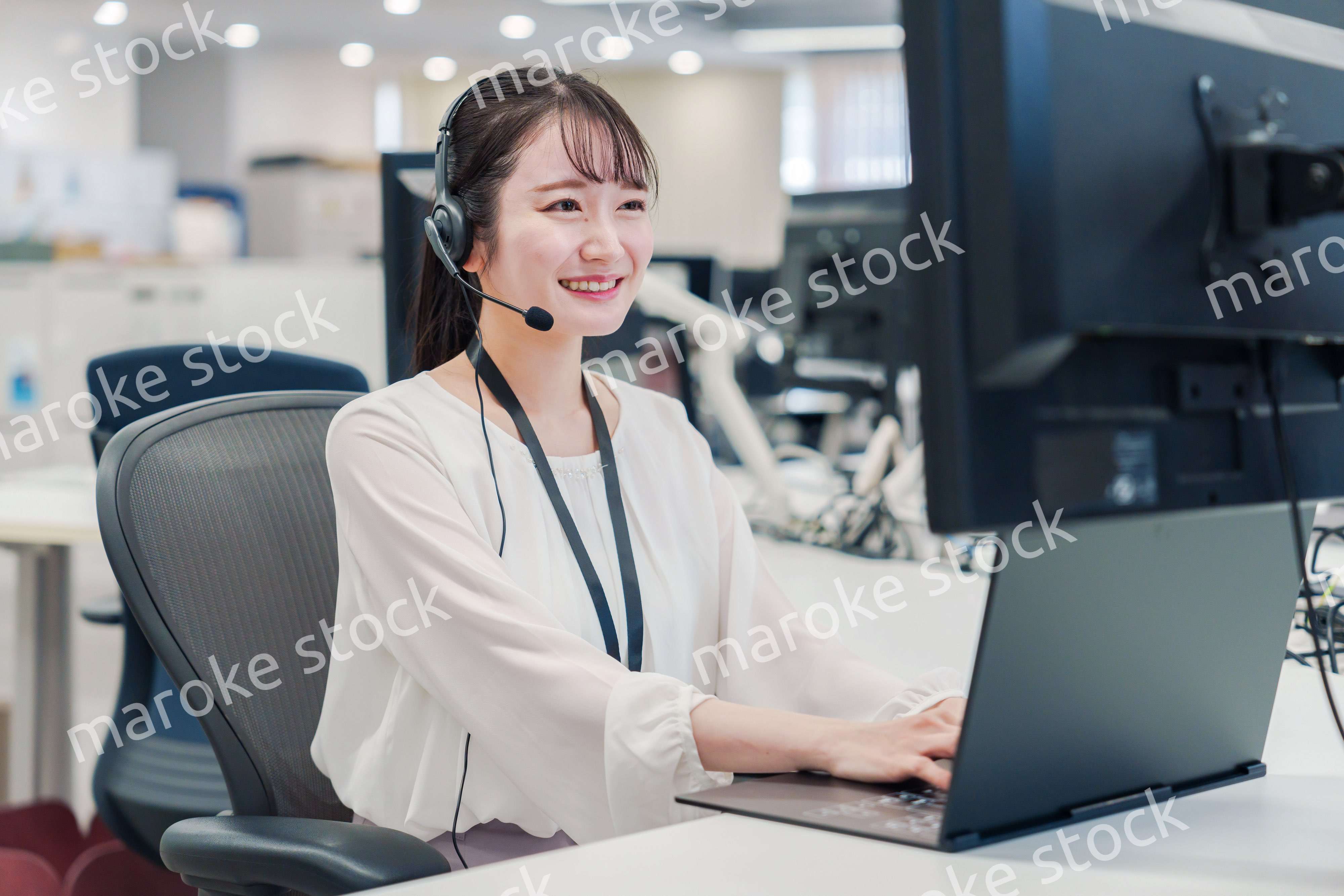 コールセンターでお客さま対応をするオペレーターの女性