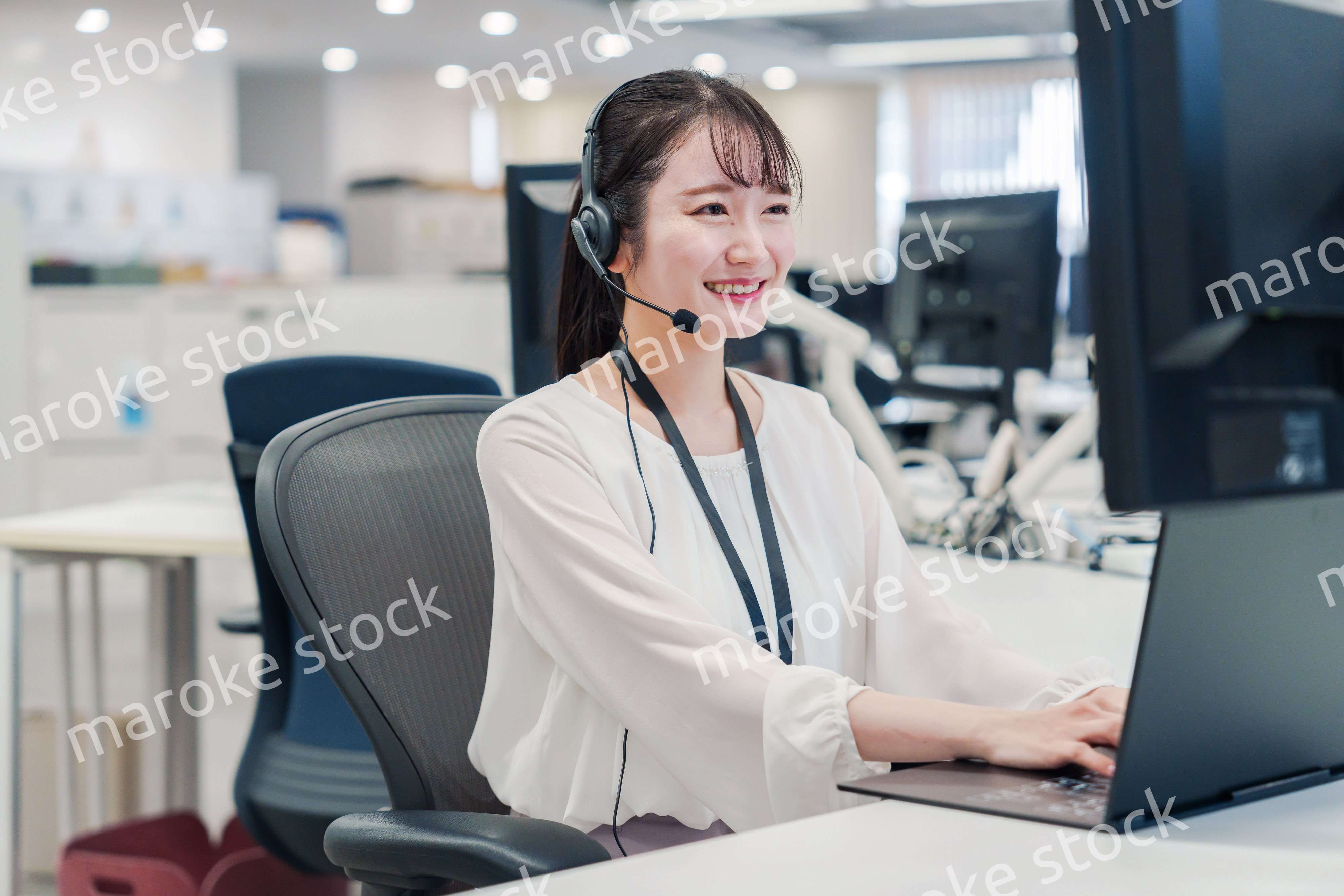 コールセンターでお客さま対応をするオペレーターの女性