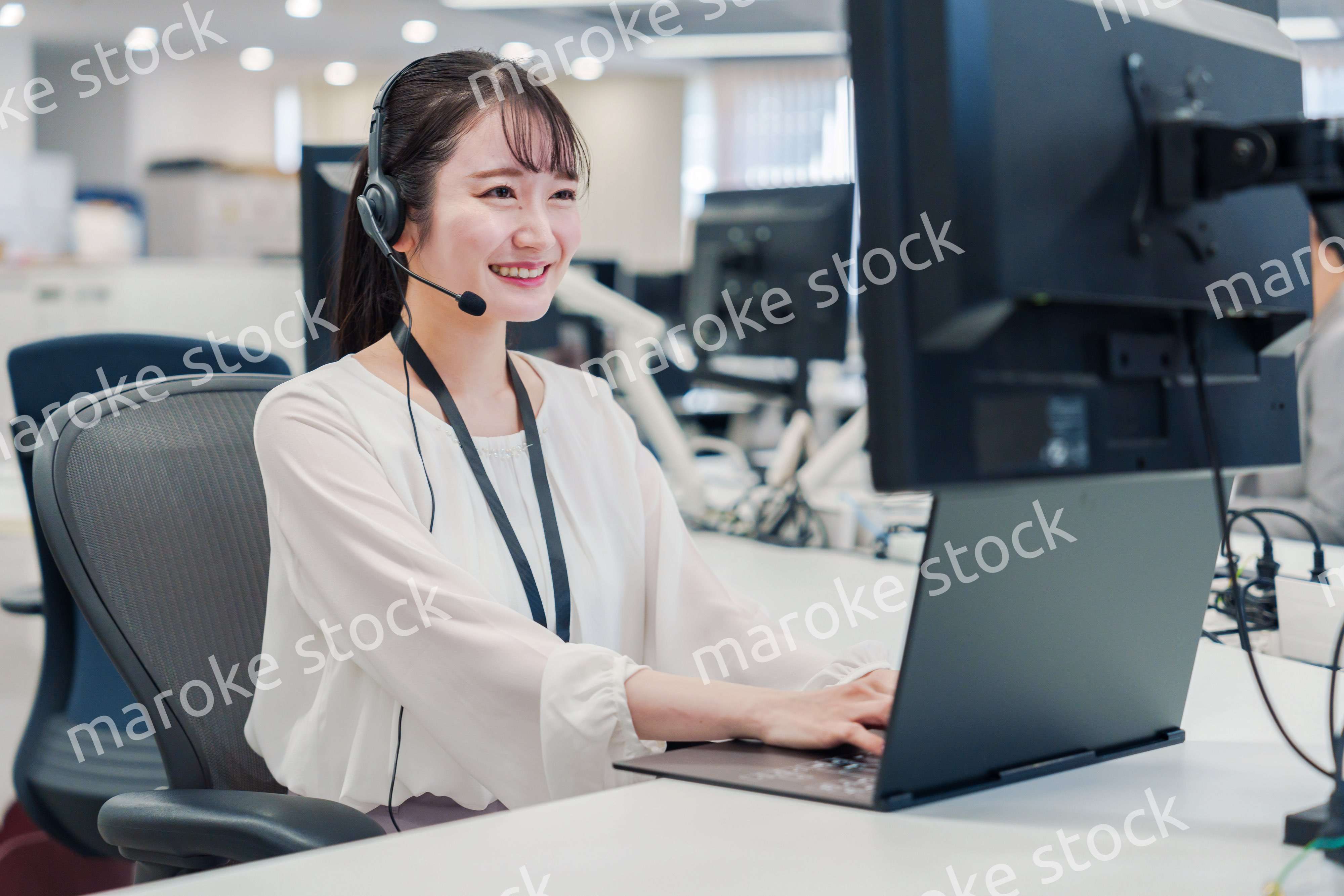 コールセンターでお客さま対応をするオペレーターの女性