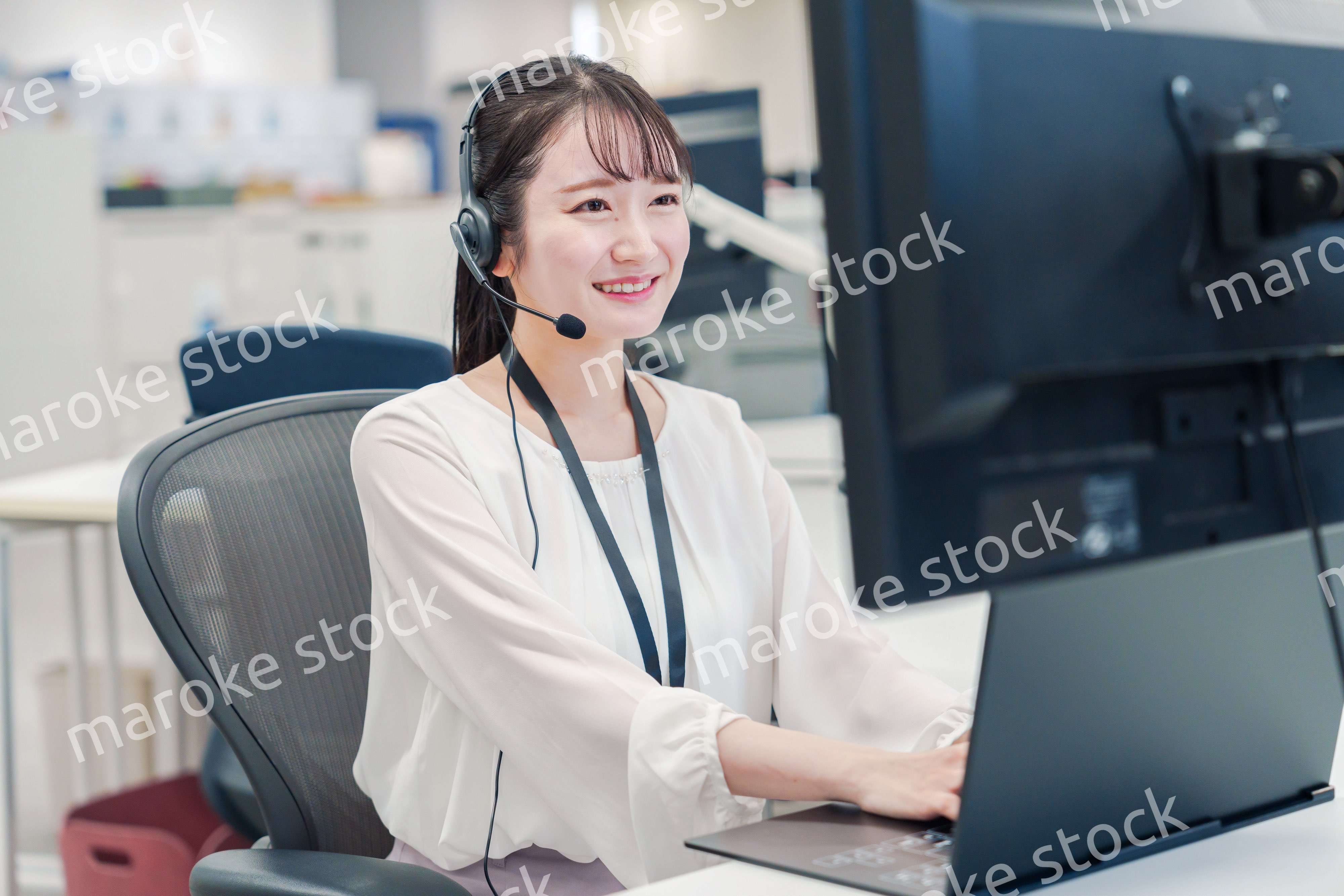 コールセンターでお客さま対応をするオペレーターの女性